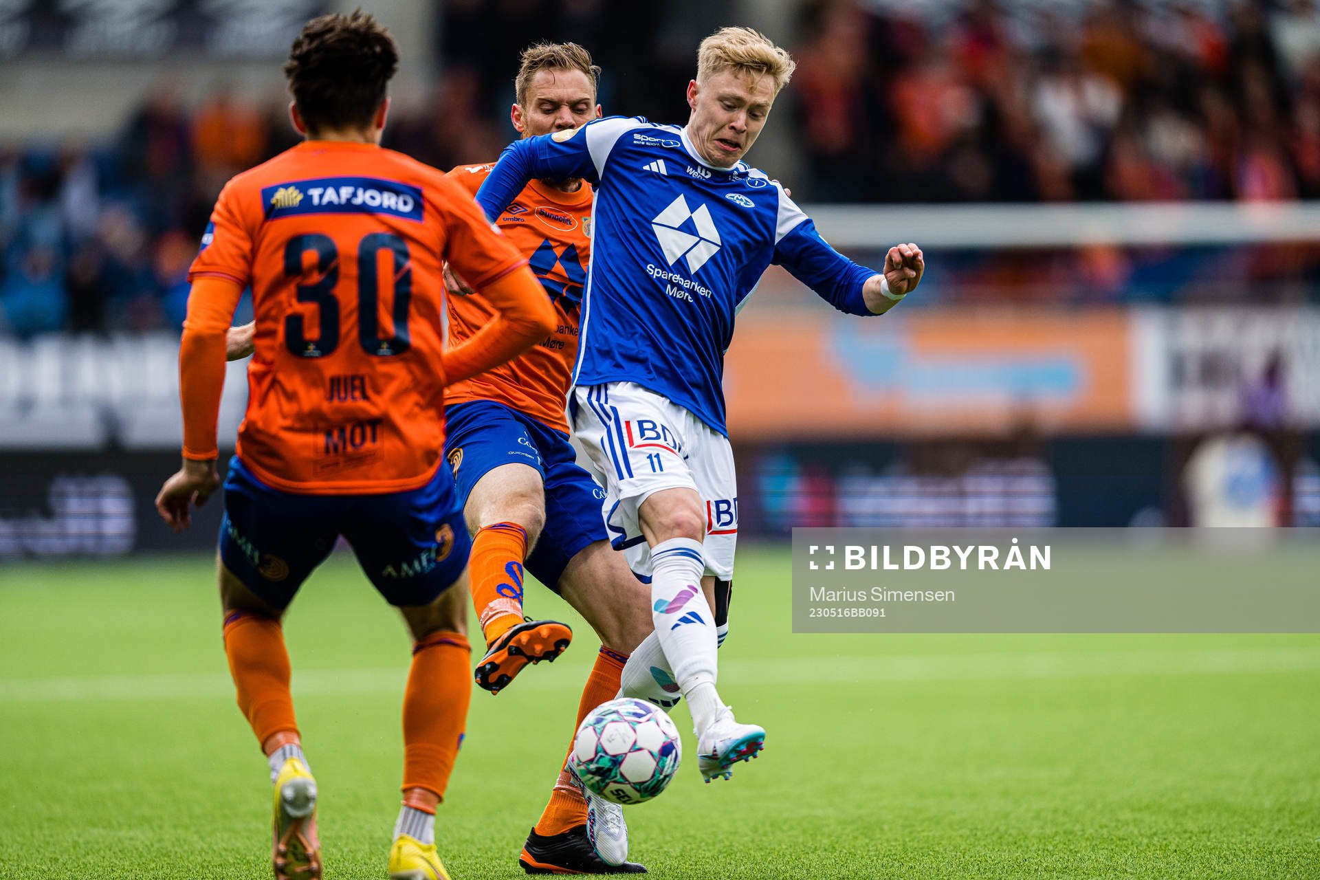 David Fällman of Aalesund and Ola Brynhildsen of Molde during the Eliteserien match between Aalesund and Molde on May 16, 2023 in Ålesund.