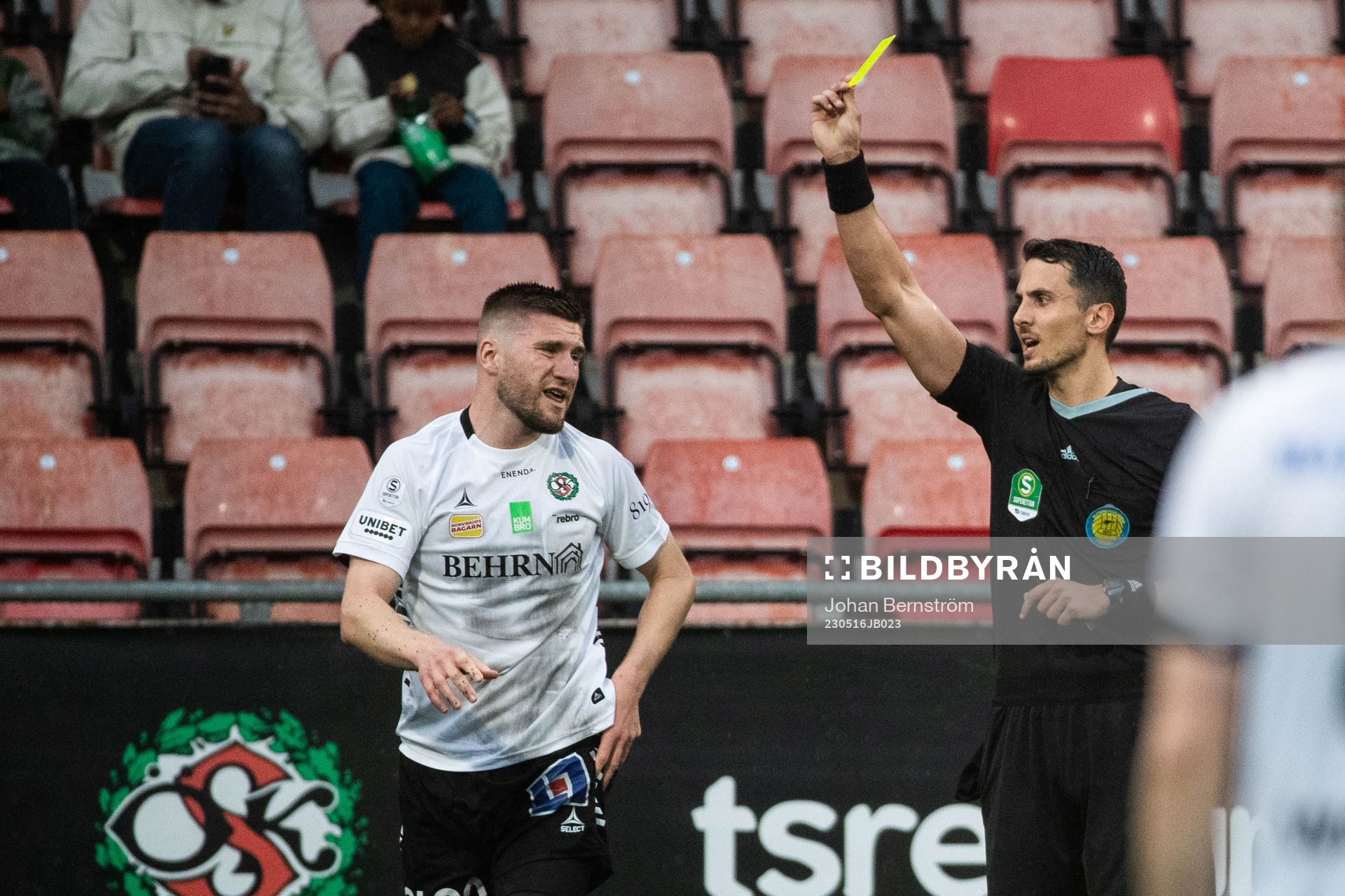 Örebros Axel Oskar Andrésson tilldelas gult kort av Domare Adi Aganovic under fotbollsmatchen i Superettan mellan Örebro och Örgryte den 16 maj 2023 i Örebro.