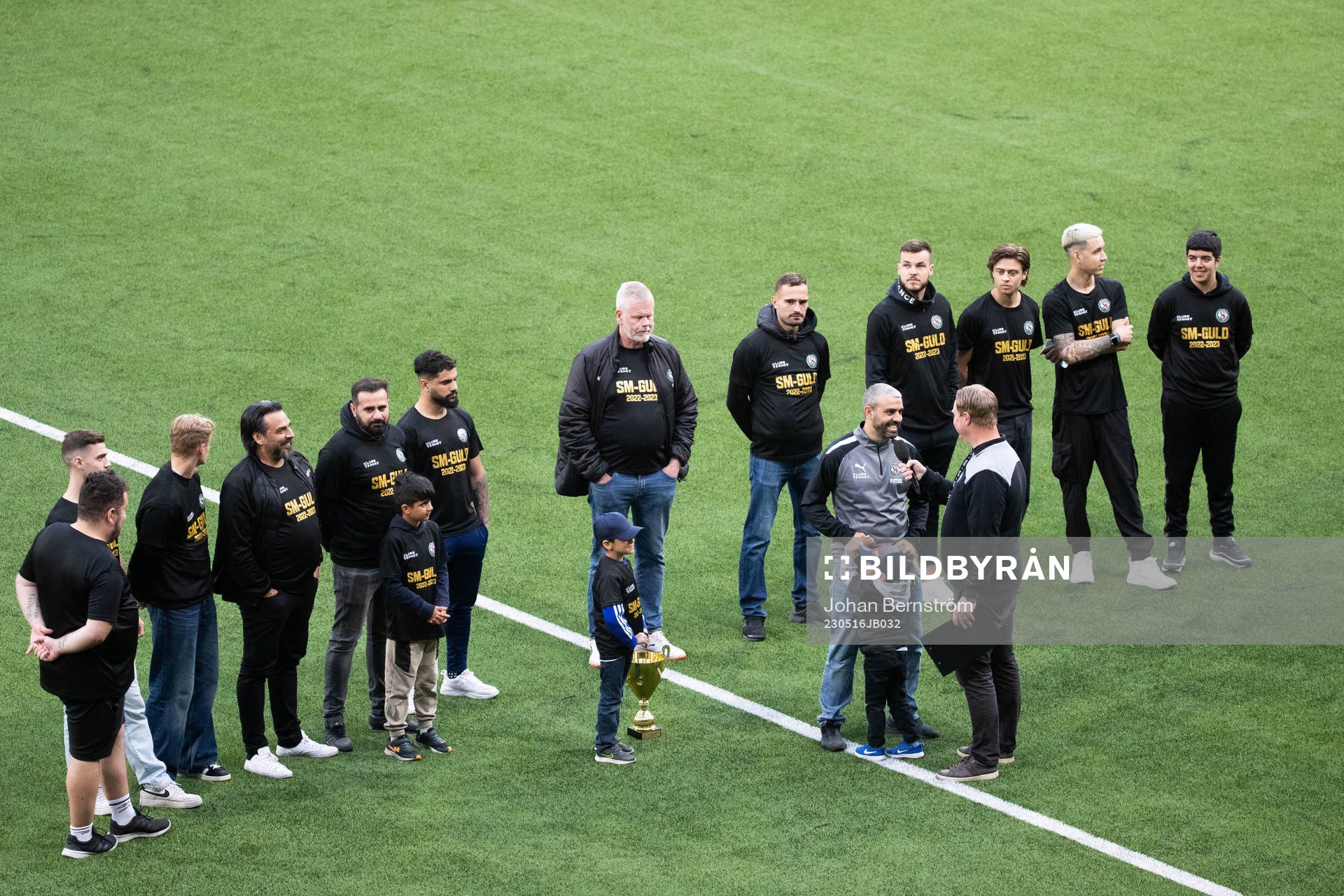 Speakern Joakim Björnstad intervjuar Örebros futsallag i halvtidspausen av fotbollsmatchen i Superettan mellan Örebro och Örgryte den 16 maj 2023 i Örebro.