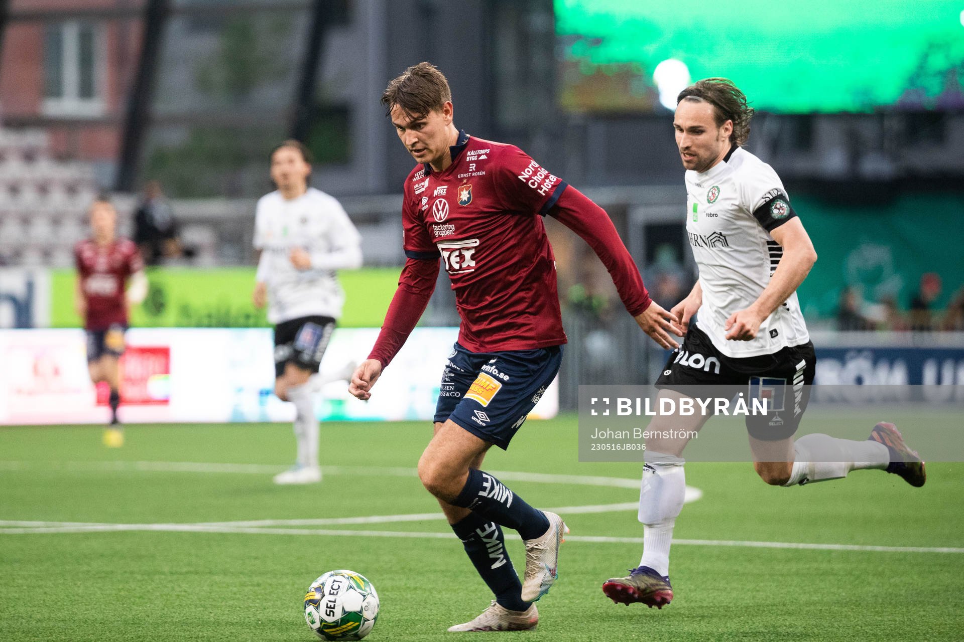 Örgrytes Noah Christoffersson och Örebros Kevin Walker under fotbollsmatchen i Superettan mellan Örebro och Örgryte den 16 maj 2023 i Örebro.