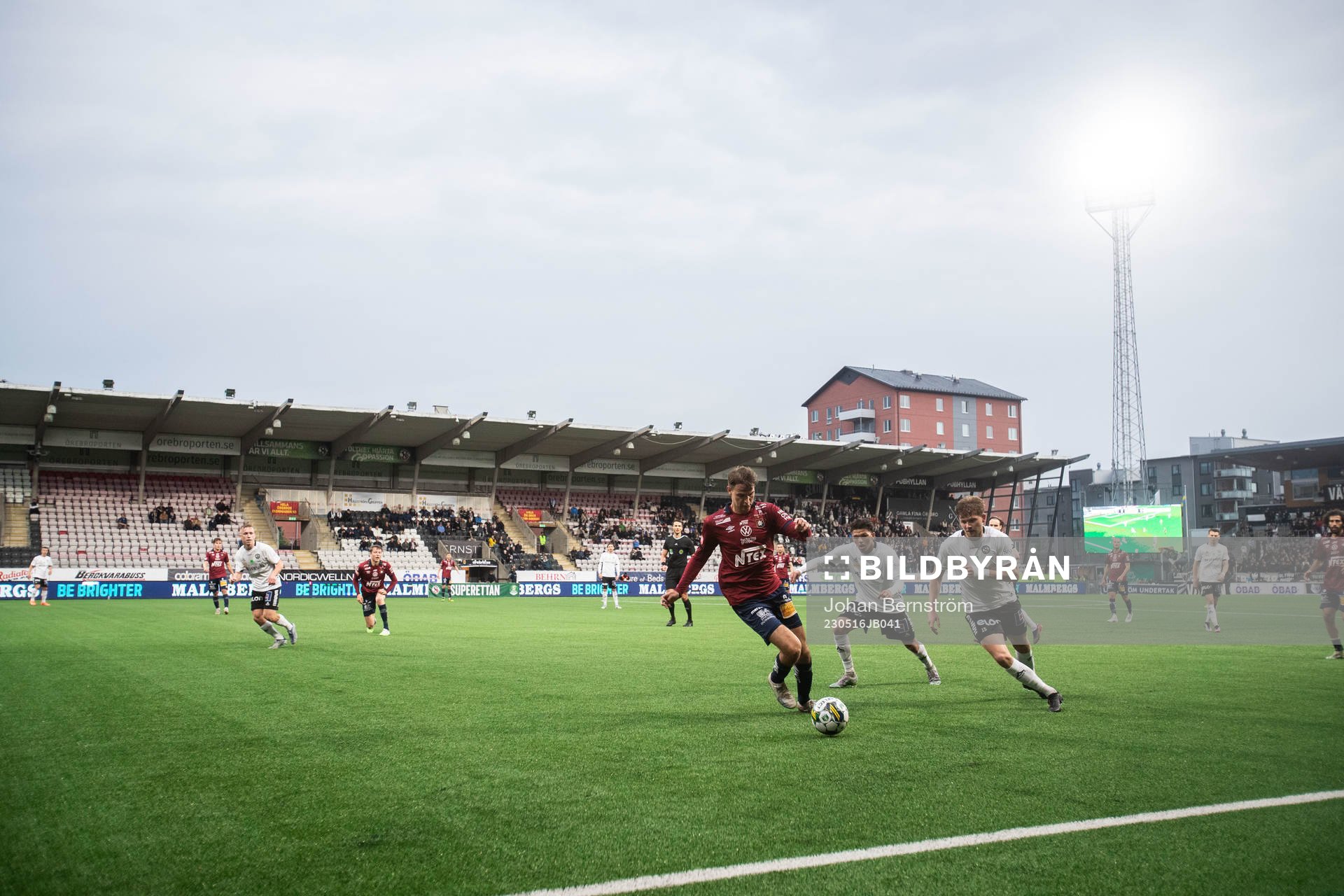 Örgrytes Noah Christoffersson mot Örebros Malik Mokédé och Niclas Bergmark under fotbollsmatchen i Superettan mellan Örebro och Örgryte den 16 maj 2023 i Örebro.