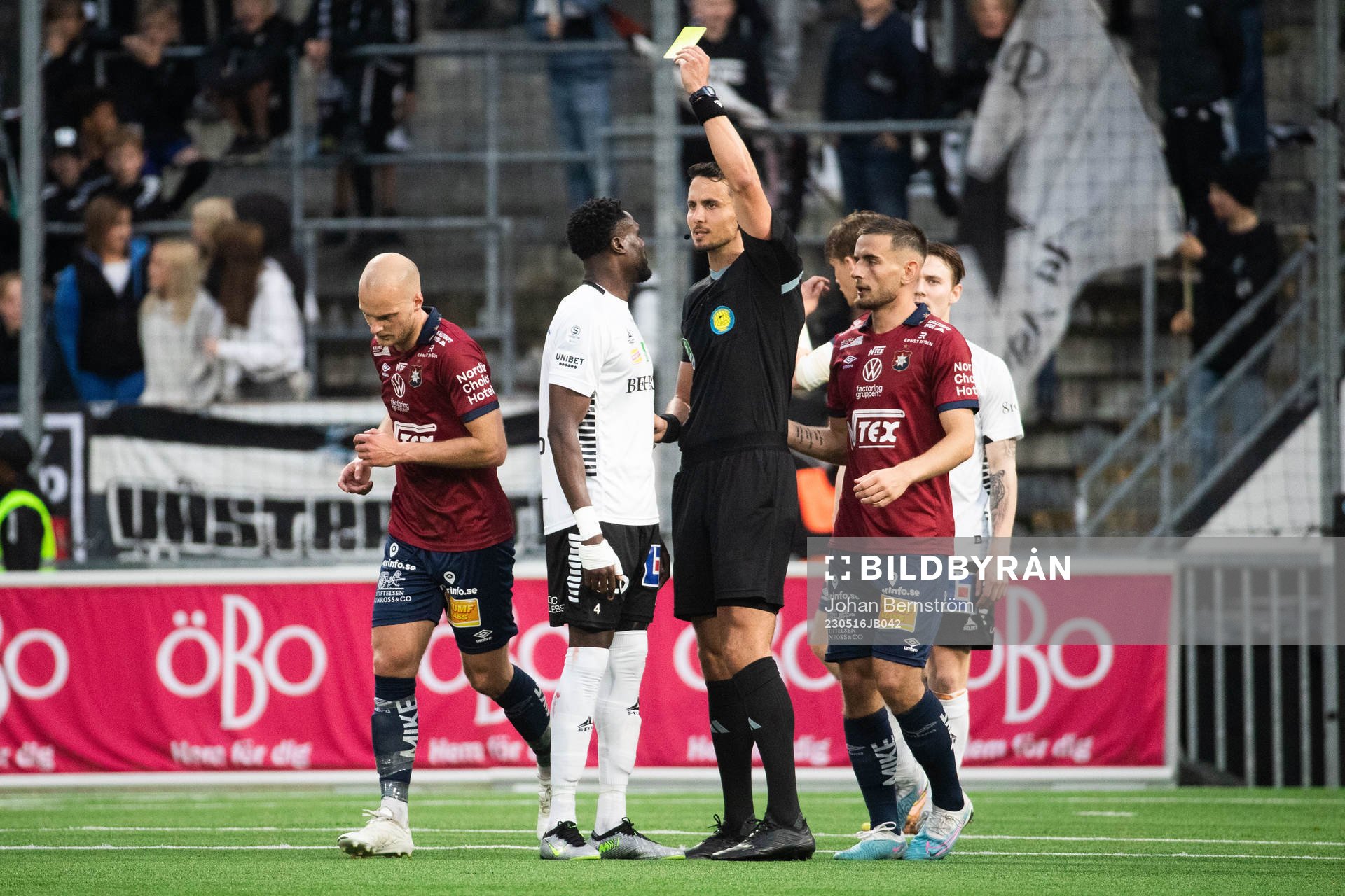 Örebros Nasiru Moro tilldelas gult kort av Domare Adi