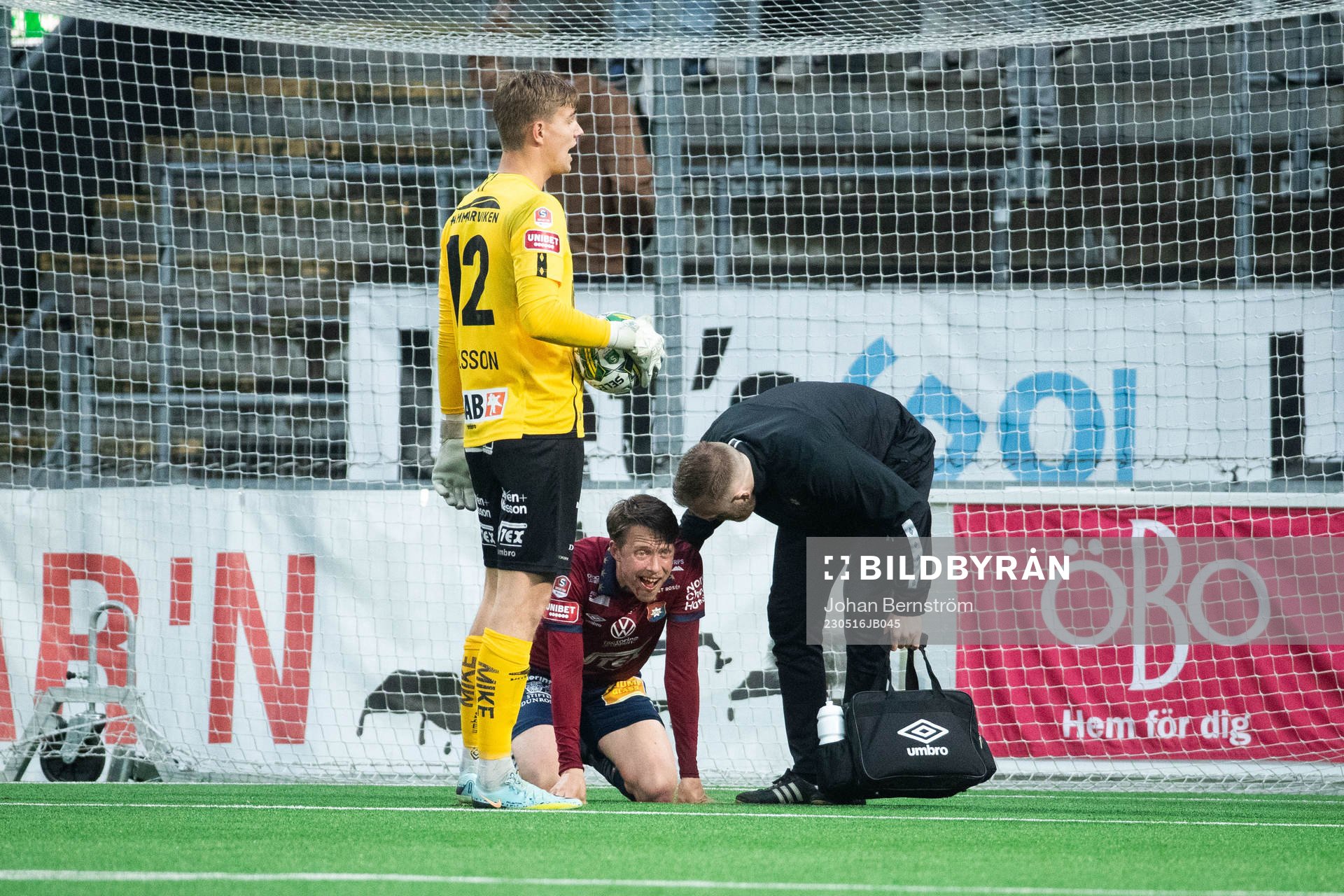 Örgrytes Viktor Lundberg har ont och får vård