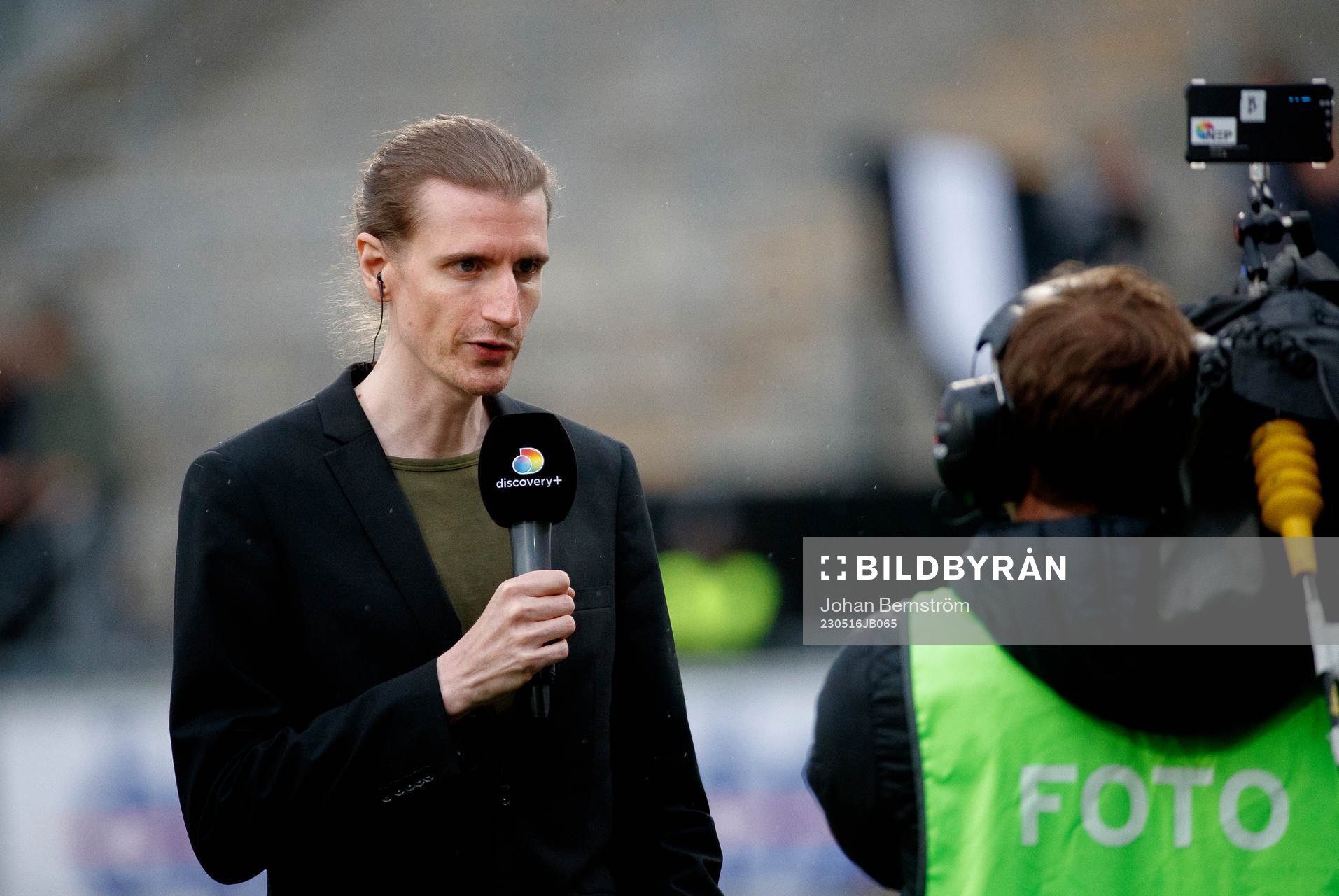 Discoverys programledare under fotbollsmatchen i Superettan mellan Örebro och Örgryte den 16 maj 2023 i Örebro. 