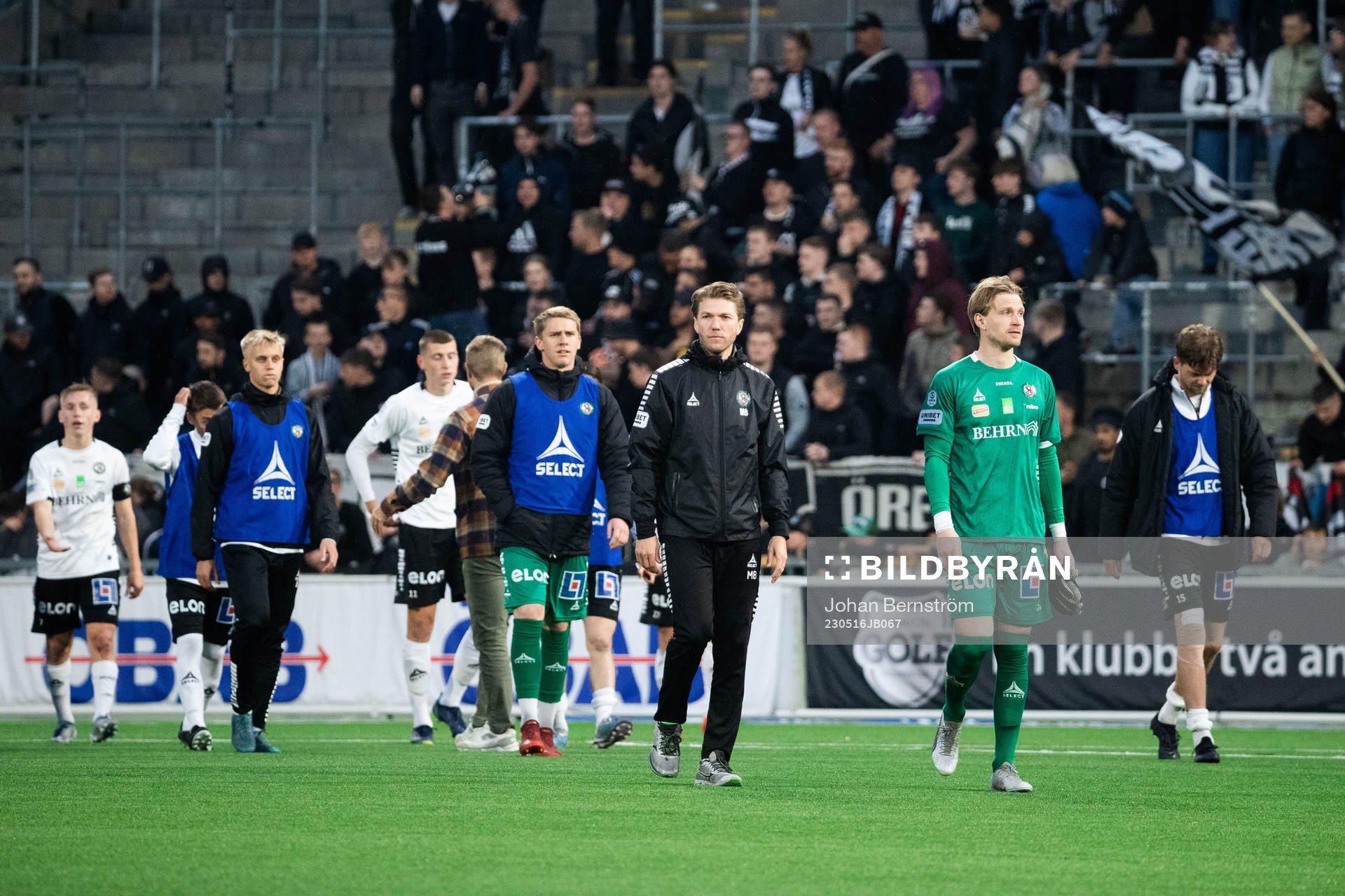 Örebros målvakt William Eskelinen och assisterande
