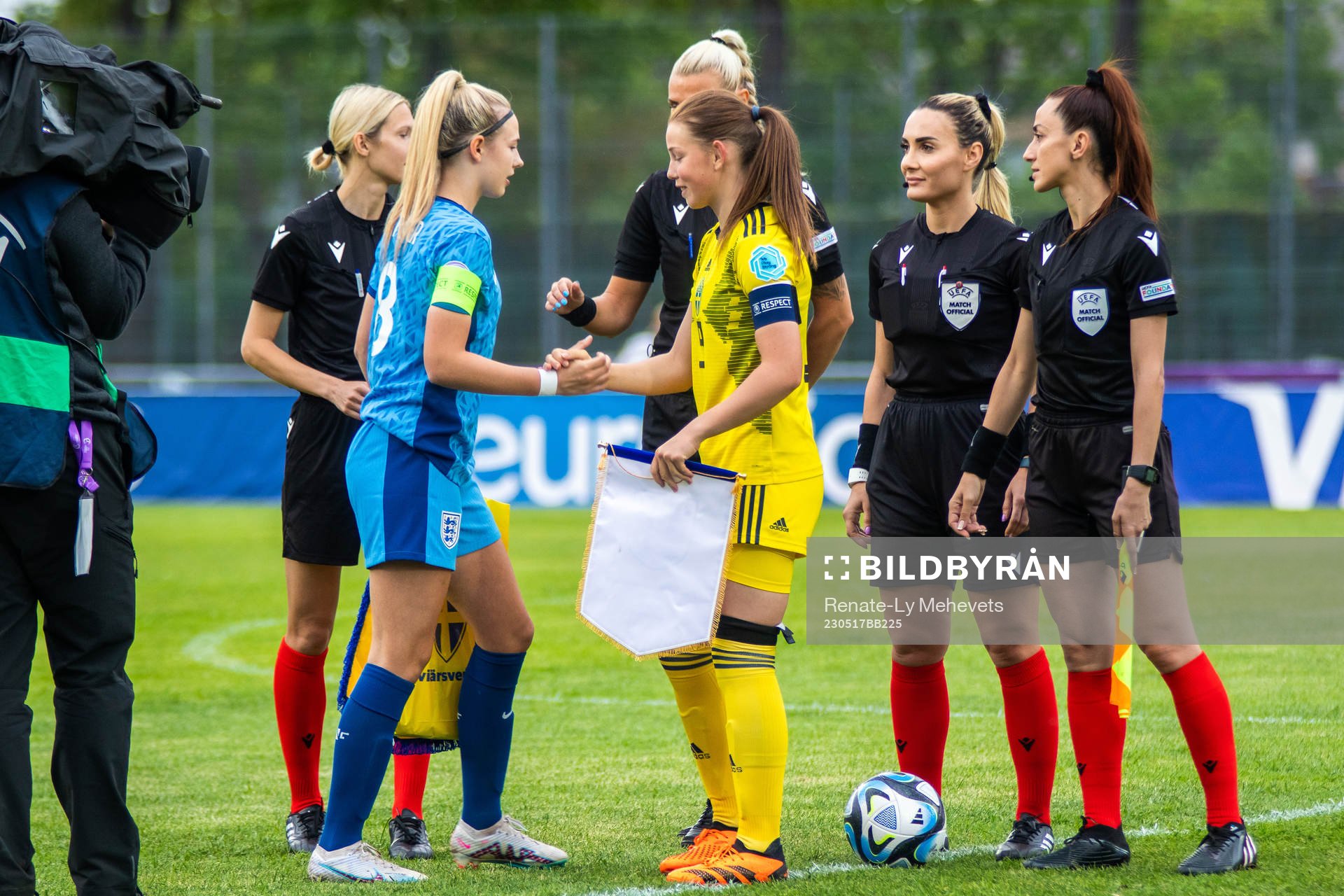 Alexia Potter of England and Elsa Pelgander of Sweden