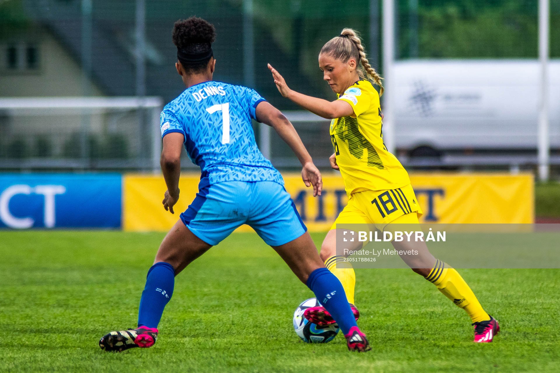 Araya Dennis of England and Novalie Jensen of Sweden