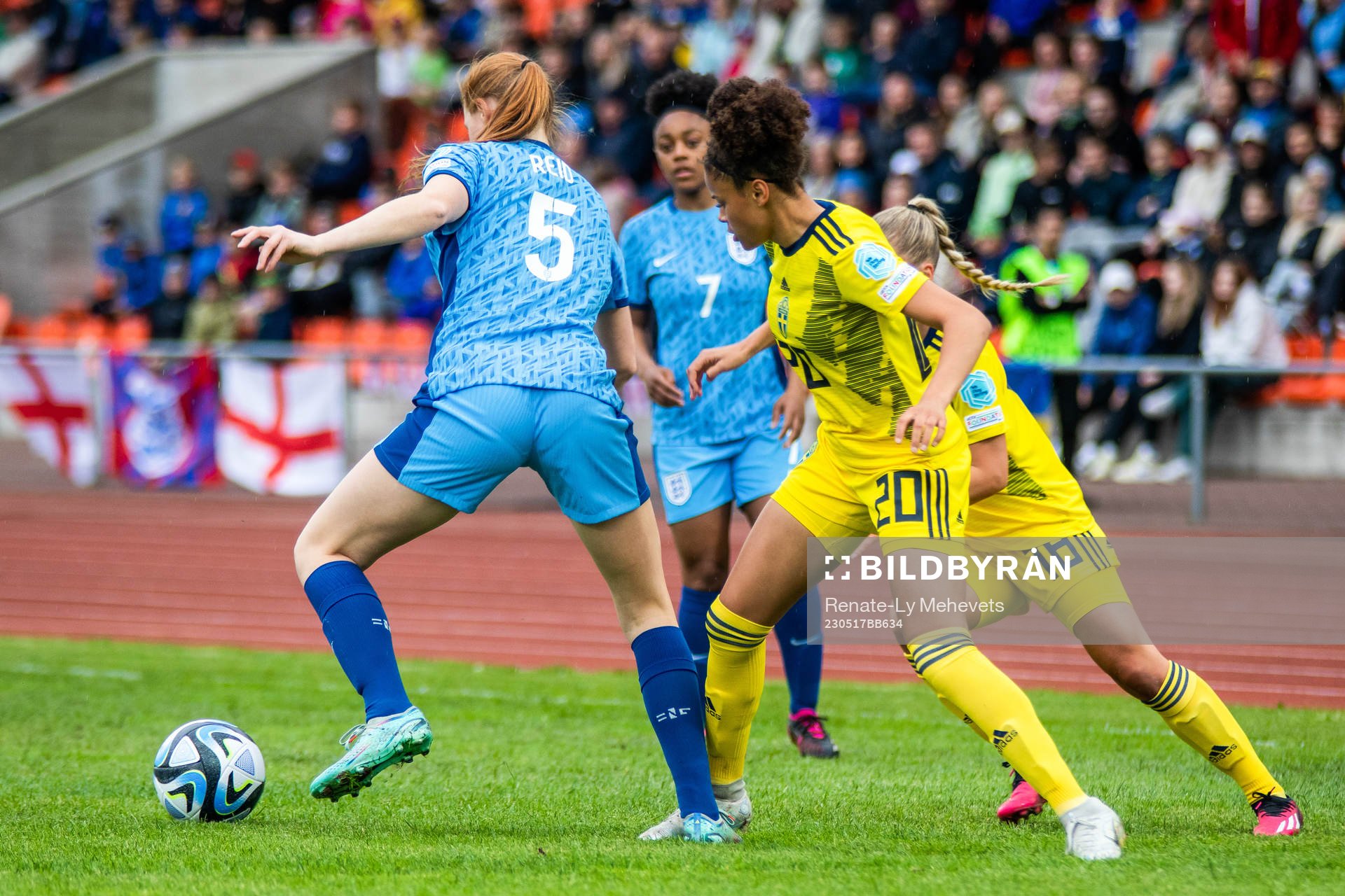 Katie Reid of England and Felicia Schröder of Sweden