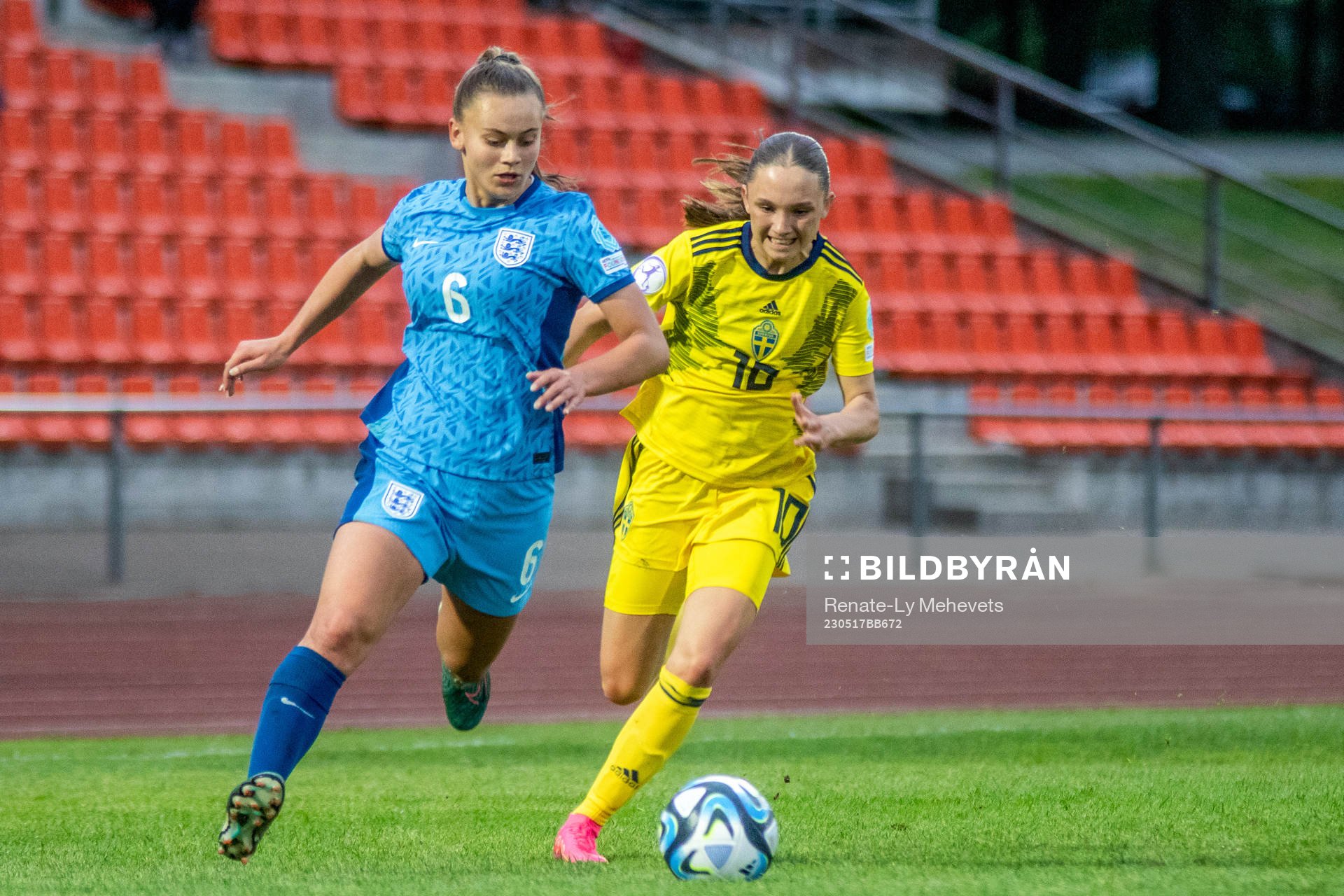 Zara Shaw of England and Nova Rolfsson of Sweden