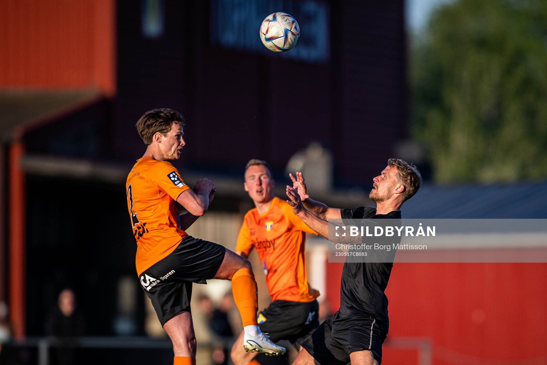 Torns IFs Alex Sjöholm och Lunds BKs Linus Olsson under fotbollsmatchen i Division 1 Södra mellan Torns IF och Lunds BK den 17 maj 2023 i Lund.