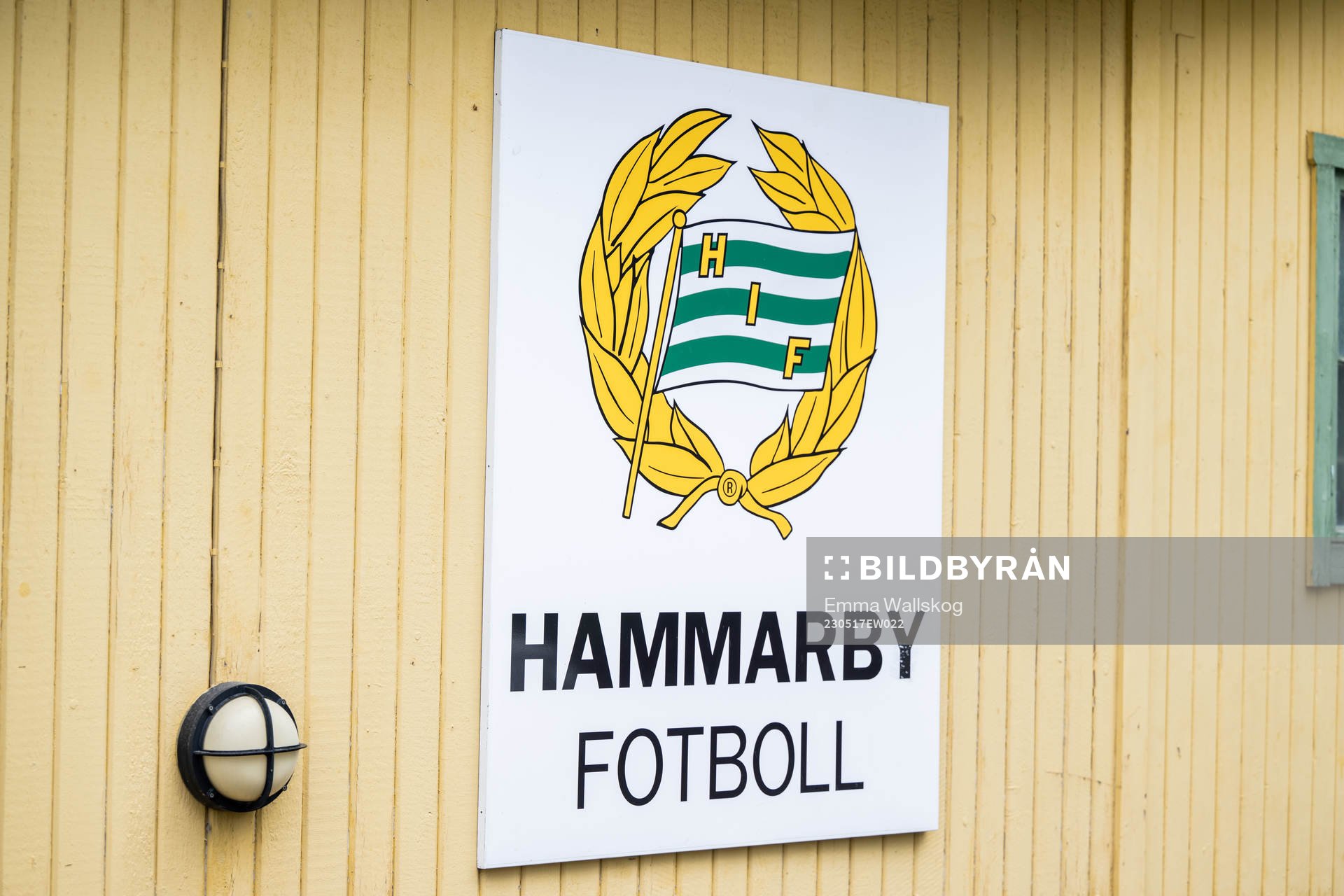 Hammarbys emblem på Årsta IP efter en pressträff med Hammarby den 17 maj 2023 i Stockholm. 