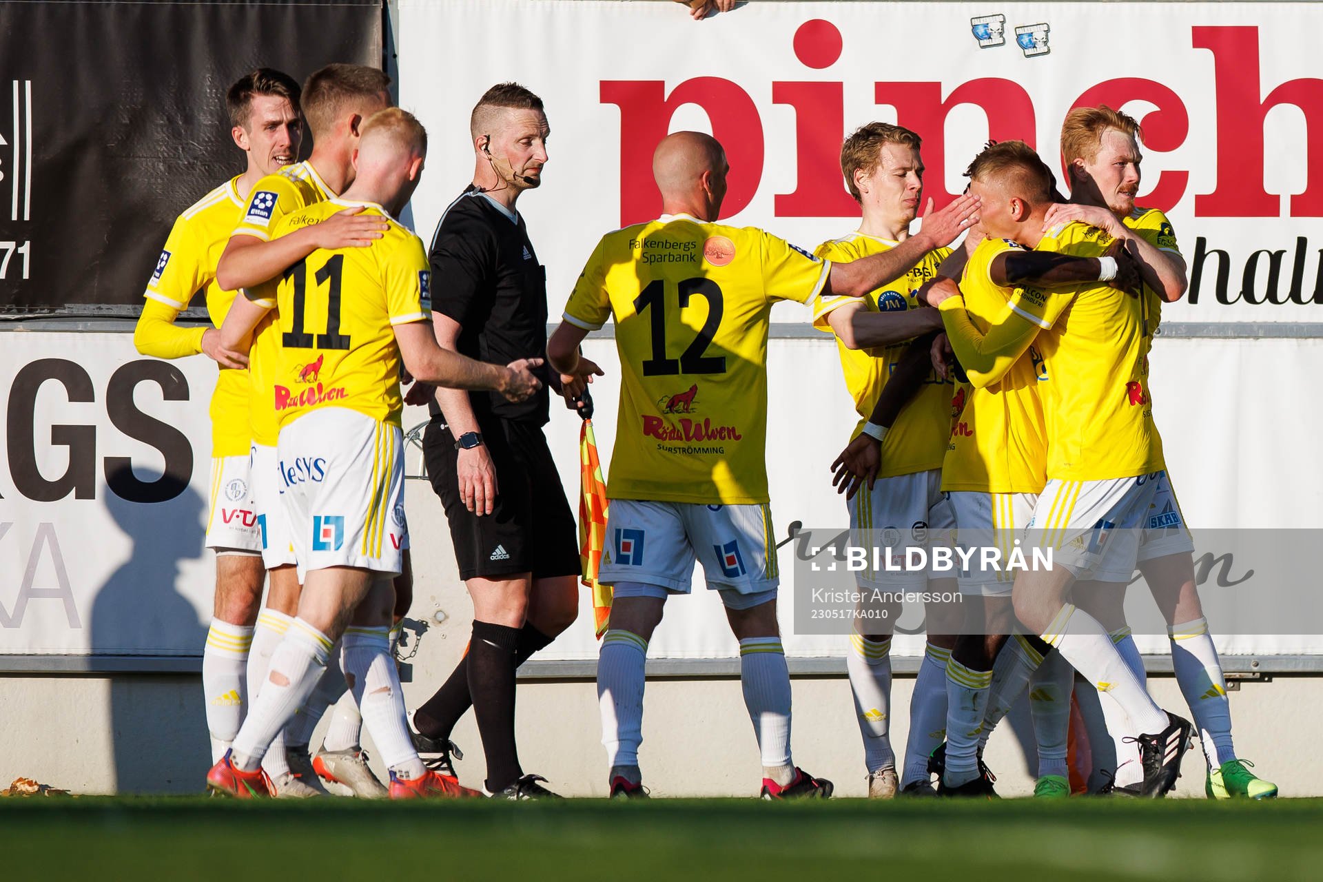 Falkenbergs spelare jublar