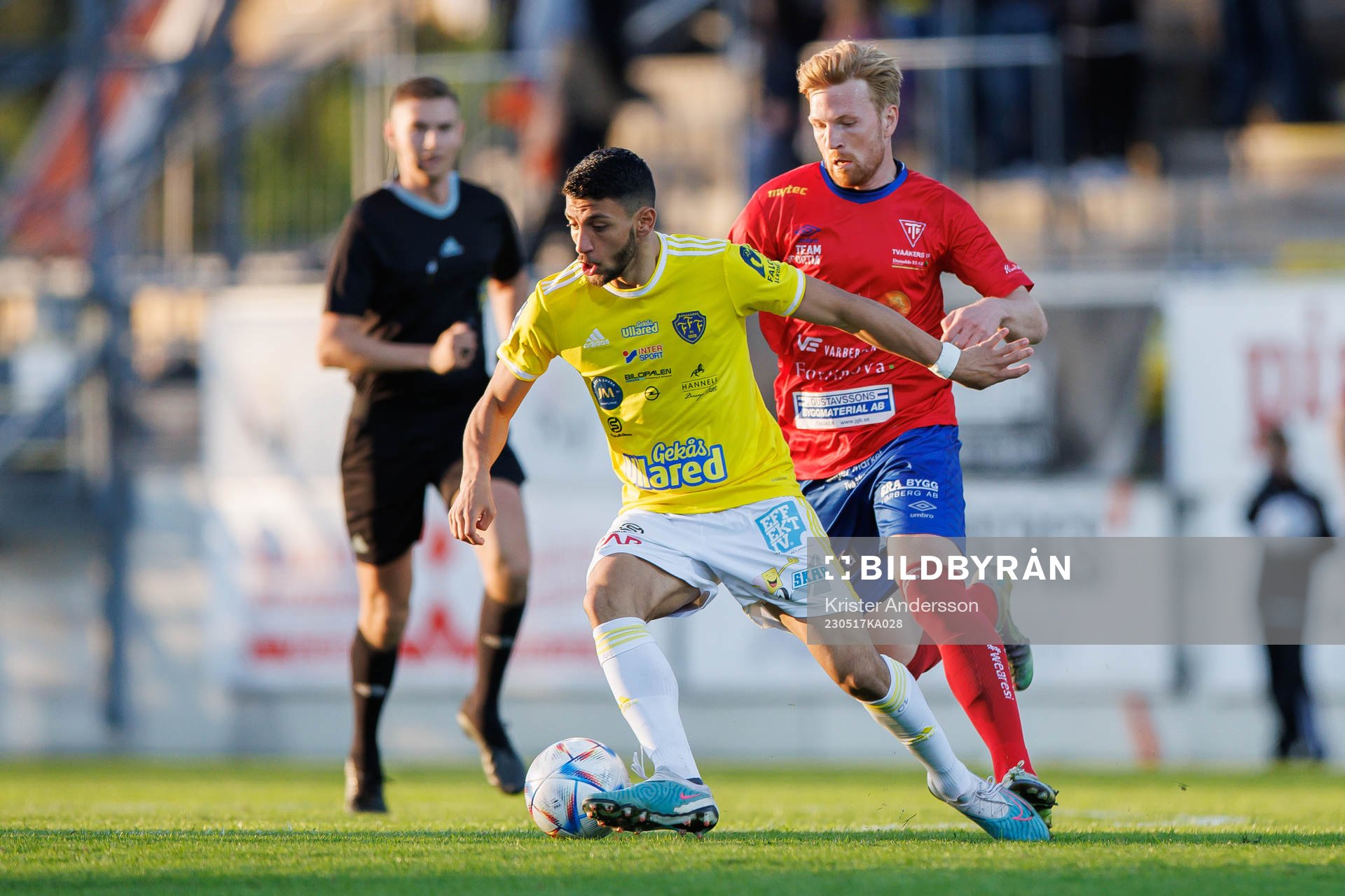 Falkenbergs Leonardo Farah Shahin och Tvååkers Johan Lassagård under fotbollsmatchen i Ettan södra mellan Falkenberg och Tvååker den 17 maj 2023 i Falkenberg.