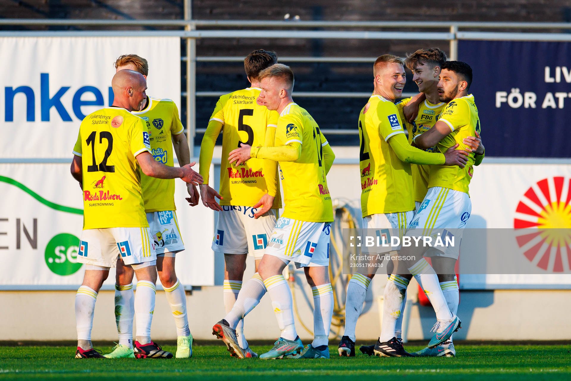 Falkenbergs spelare jublar efter 3-0 genom Melker Larsson under fotbollsmatchen i Ettan södra mellan Falkenberg och Tvååker den 17 maj 2023 i Falkenberg.