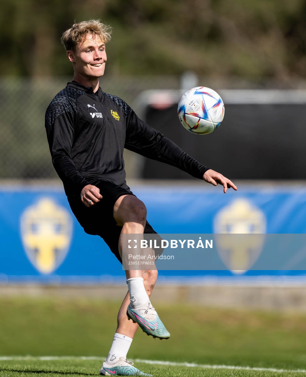 Max Fenger under en fotbollsträning med Mjällby inför finalen i Svenska Cupen den 17 maj 2023 i Hällevik. 