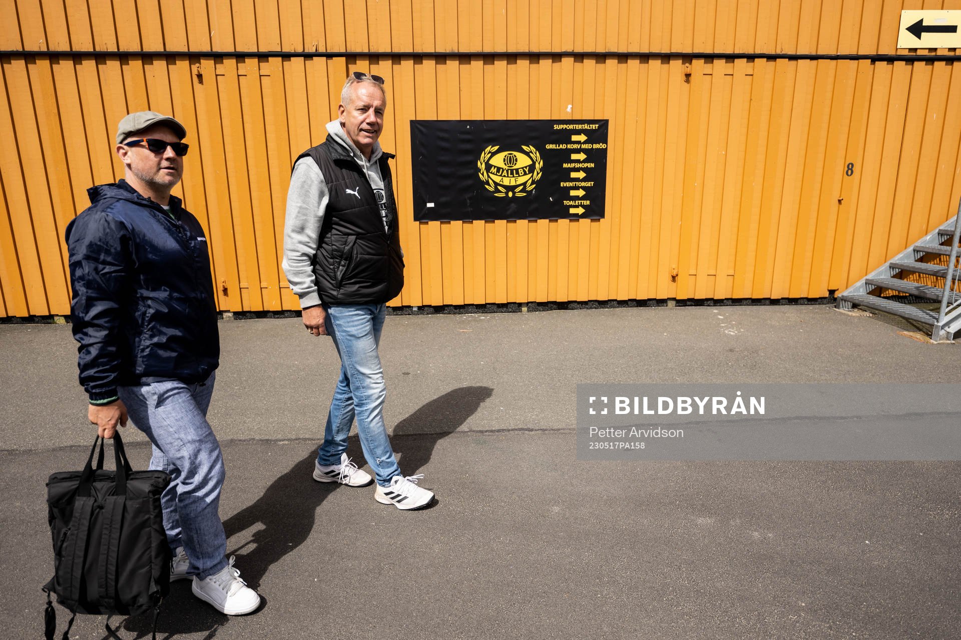Mjällbys sportchef Hasse Larsson visar upp Strandvallen