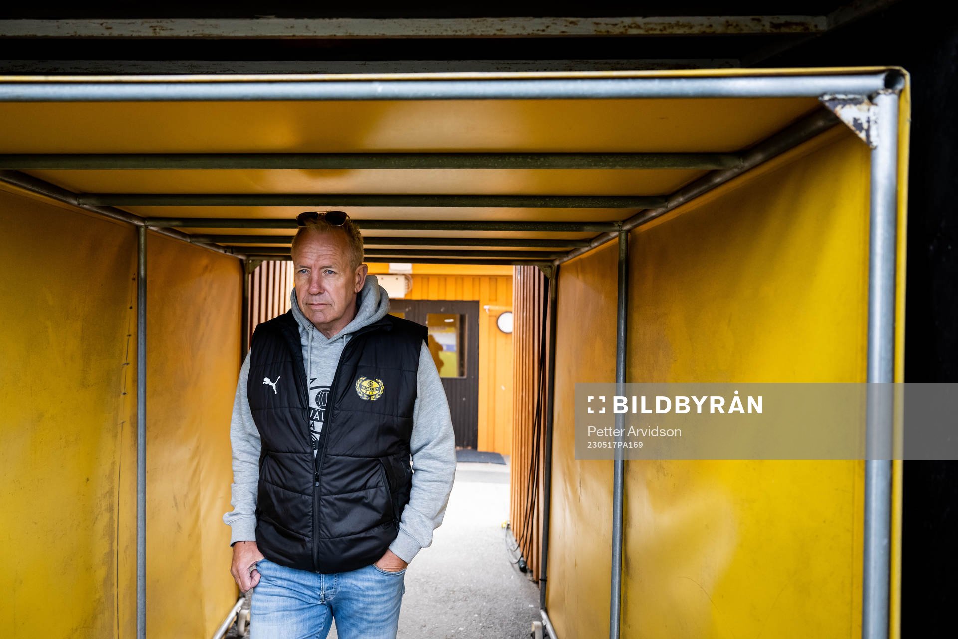 Mjällbys sportchef Hasse Larsson visar upp Strandvallen inför finalen i Svenska Cupen mellan Mjällby och Häcken den 17 maj 2023 i Hällevik.