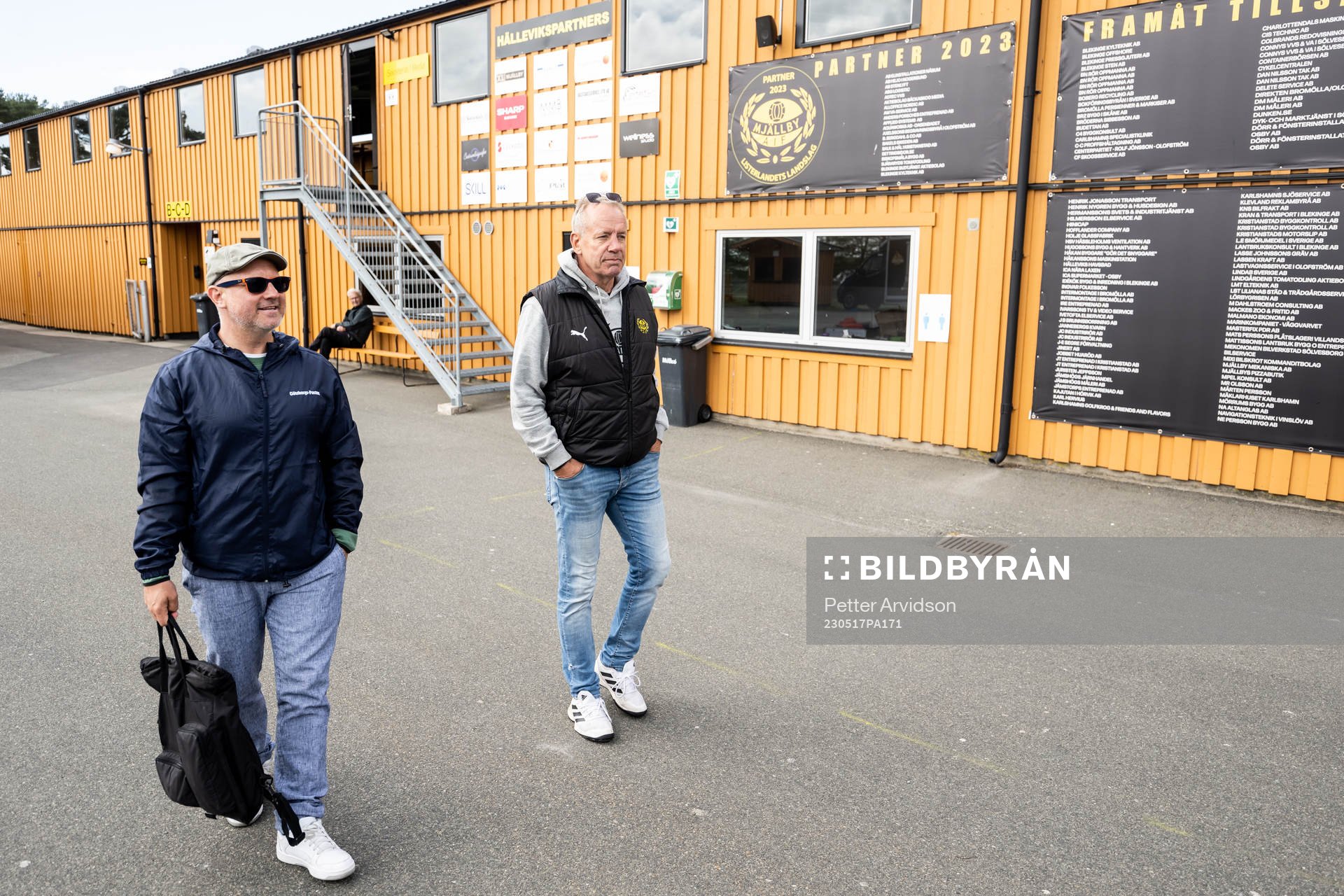 Mjällbys sportchef Hasse Larsson visar upp Strandvallen