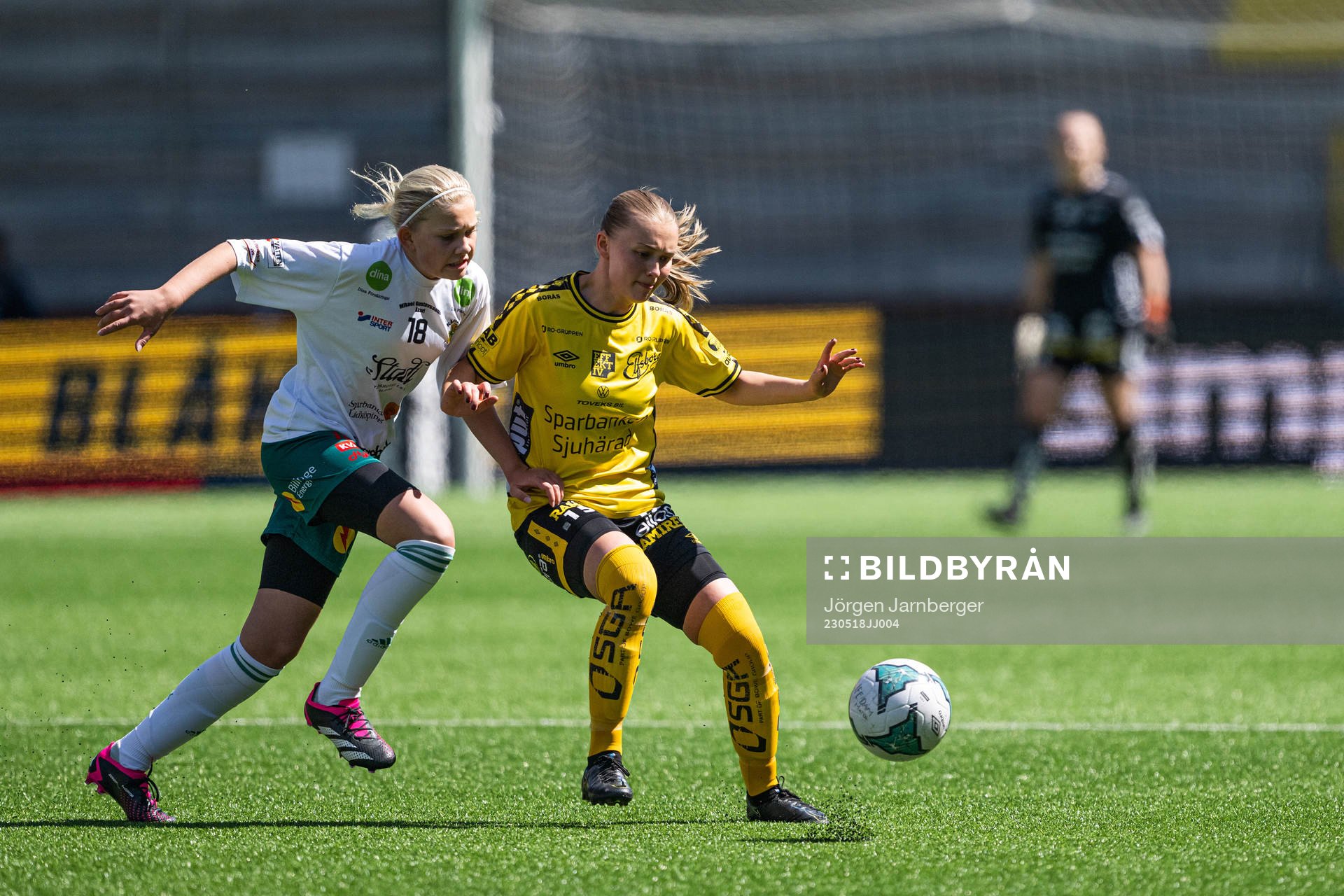 Rådas Hedda Sabel-Andersson och Elfsborgs Elin Johansson under fotbollsmatchen i Div 2 Nordvästra Götaland mellan Elfsborg och Råda den 18 maj 2023 i Borås. 