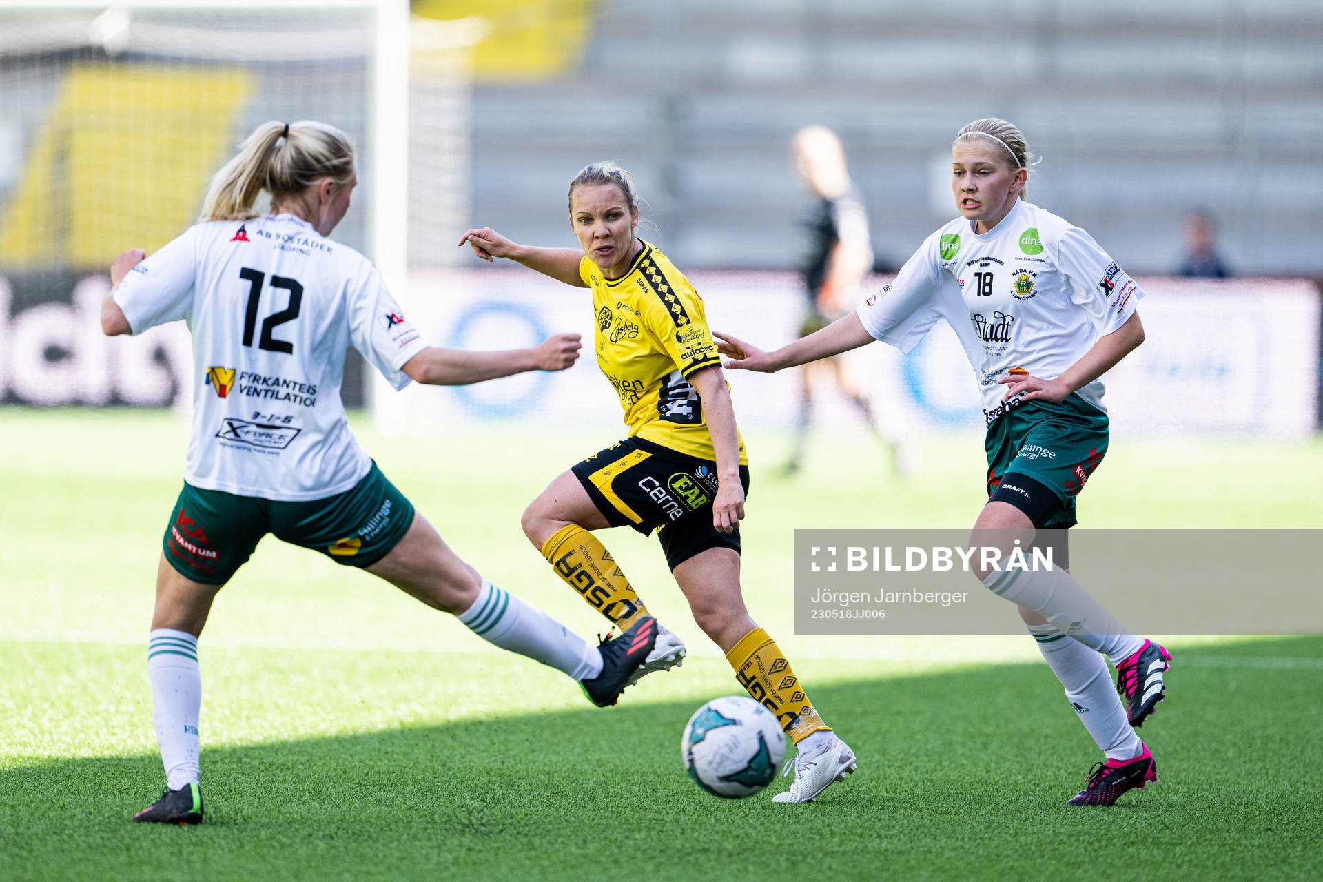 Elfsborgs Linda Westberg Carlsson och Rådas Hedda Sabel-Andersson under fotbollsmatchen i Div 2 Nordvästra Götaland mellan Elfsborg och Råda den 18 maj 2023 i Borås.