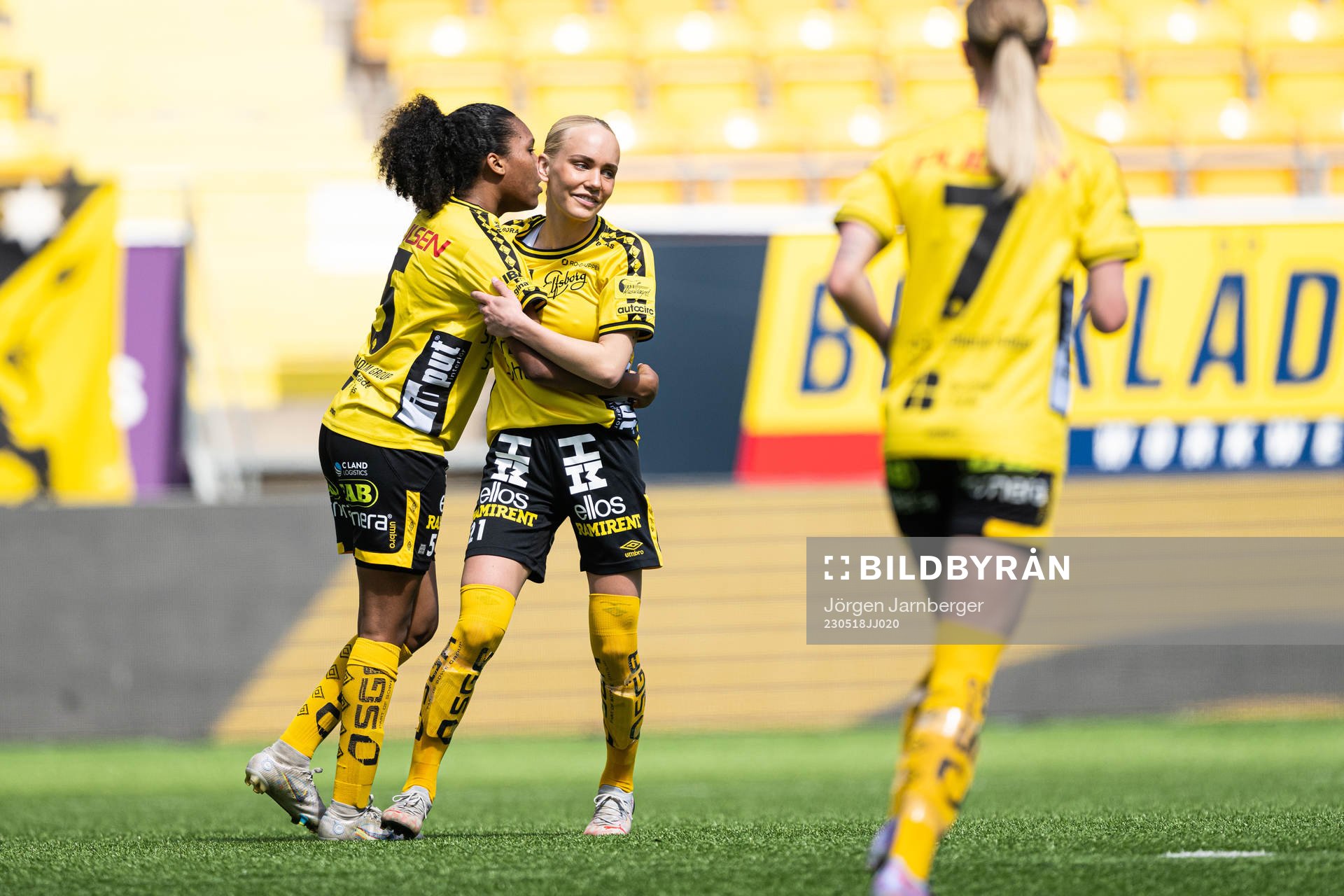 Elfsborgs Vanessa Lopez och Tea Skoglund jublar