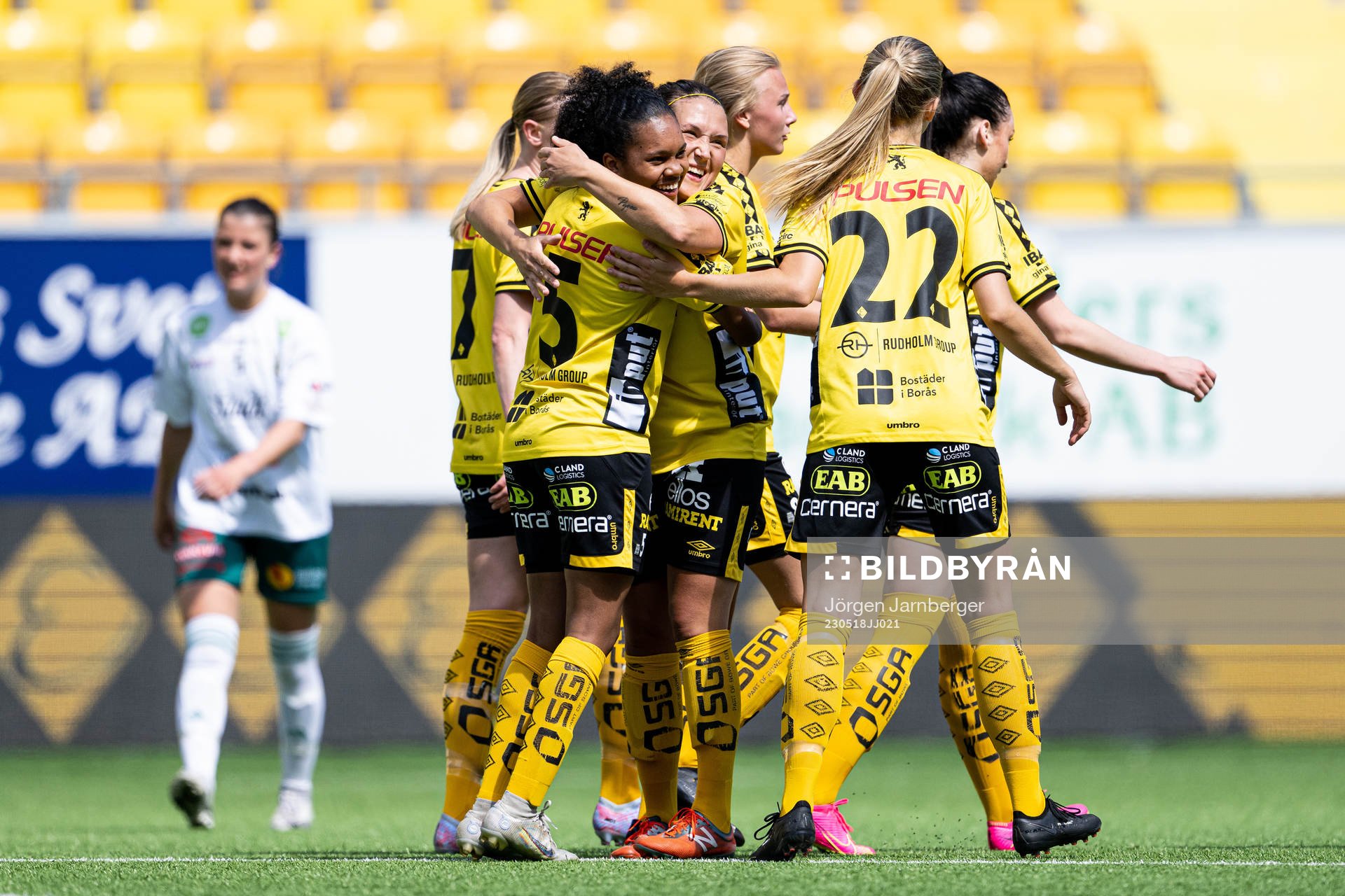 Elfsborgs Vanessa Lopez och Johanna Kalinski Köhlqust jublar efter mål under fotbollsmatchen i Div 2 Nordvästra Götaland mellan Elfsborg och Råda den 18 maj 2023 i Borås.