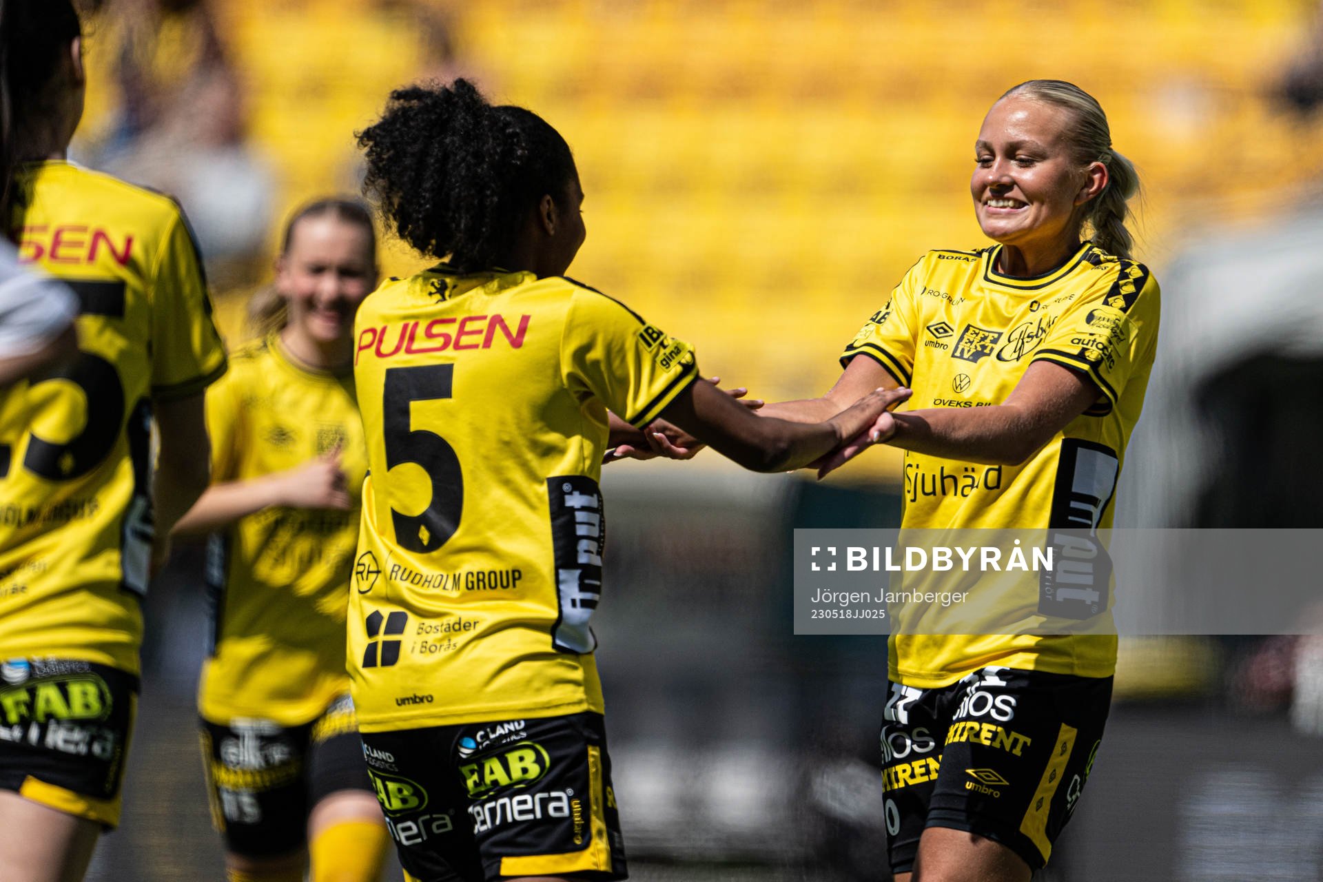 Elfsborgs Vanessa Lopez jublar med Matilda Ståhlbom