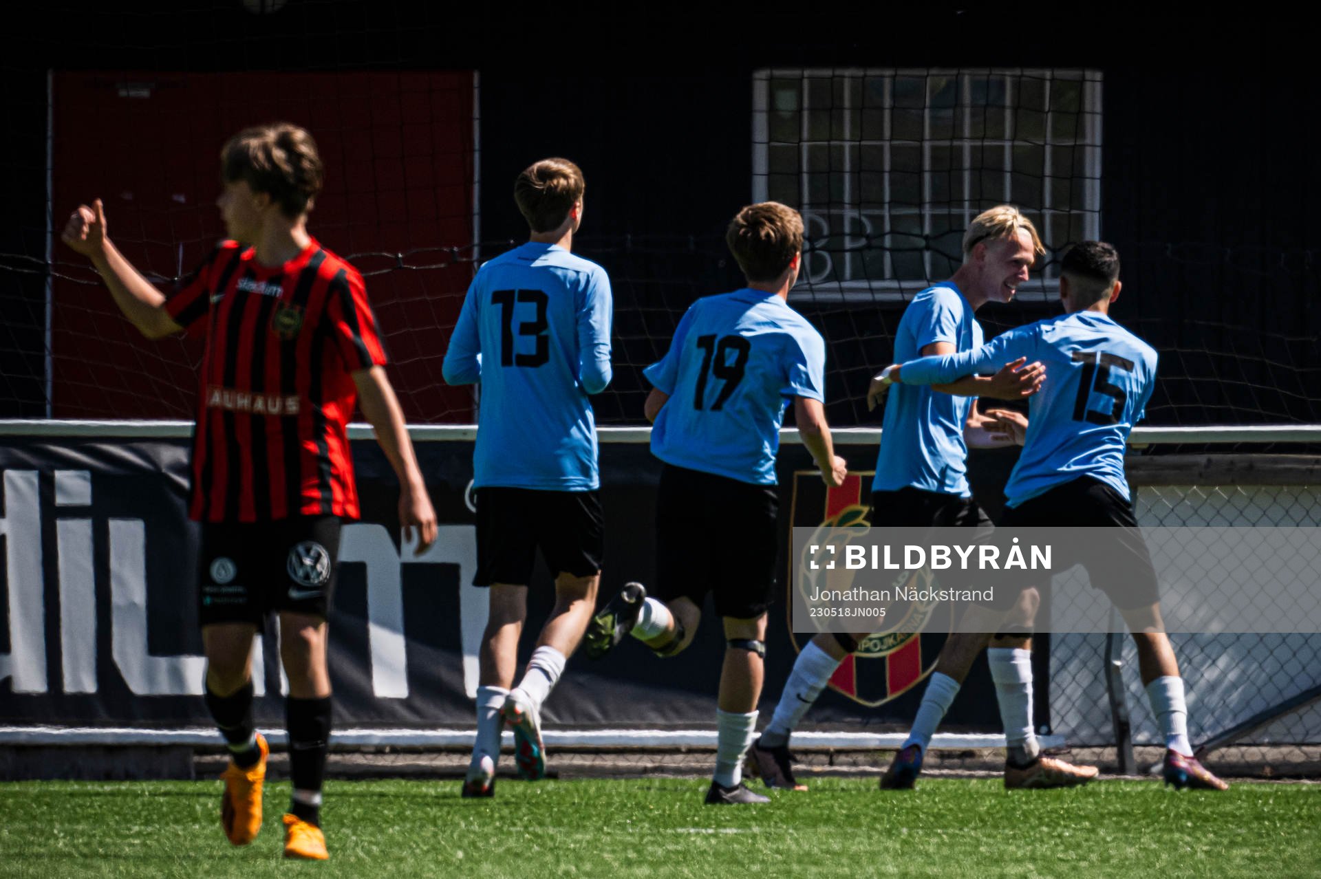 Landskronas Linus Lindeberg jublar med lagkamrater efter 0-1 under final i P16 ligacupen mellan Brommapojkarna och Landskrona BOIS den 18 maj 2023 i Stockholm.