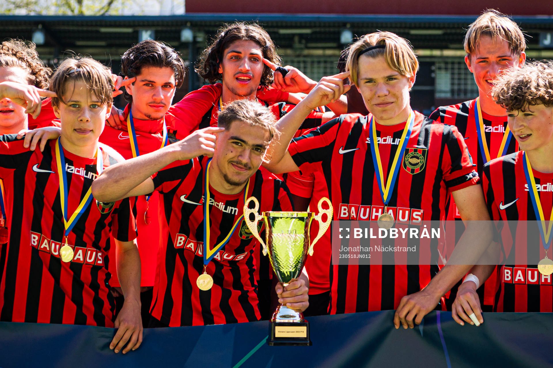 Brommapojkarnas spelare jublar med pokalen