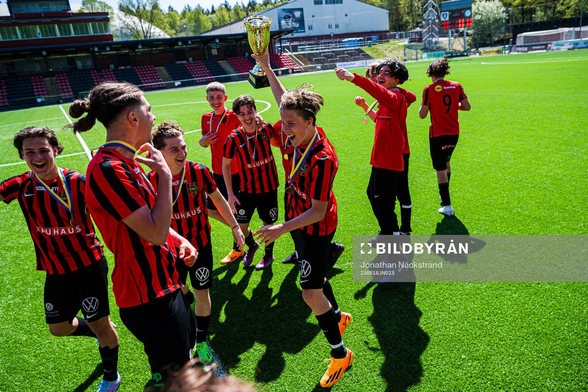Brommapojkarnas Love Arrhov jublar med pokalen