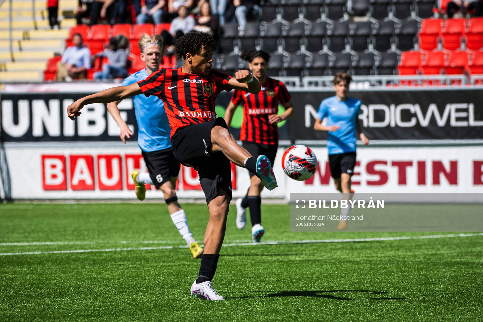 Brommapojkarnas Sion Oppong gör 2-2 under final i P16 ligacupen mellan Brommapojkarna och Landskrona BOIS den 18 maj 2023 i Stockholm.