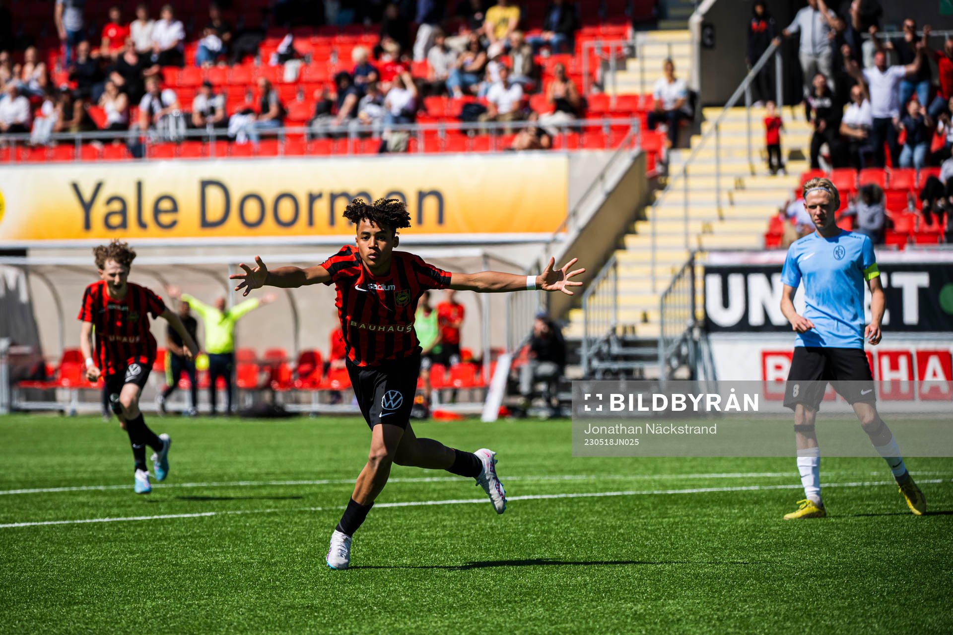 Brommapojkarnas Sion Oppong gör jublar efter 2-2 under final i P16 ligacupen mellan Brommapojkarna och Landskrona BOIS den 18 maj 2023 i Stockholm.