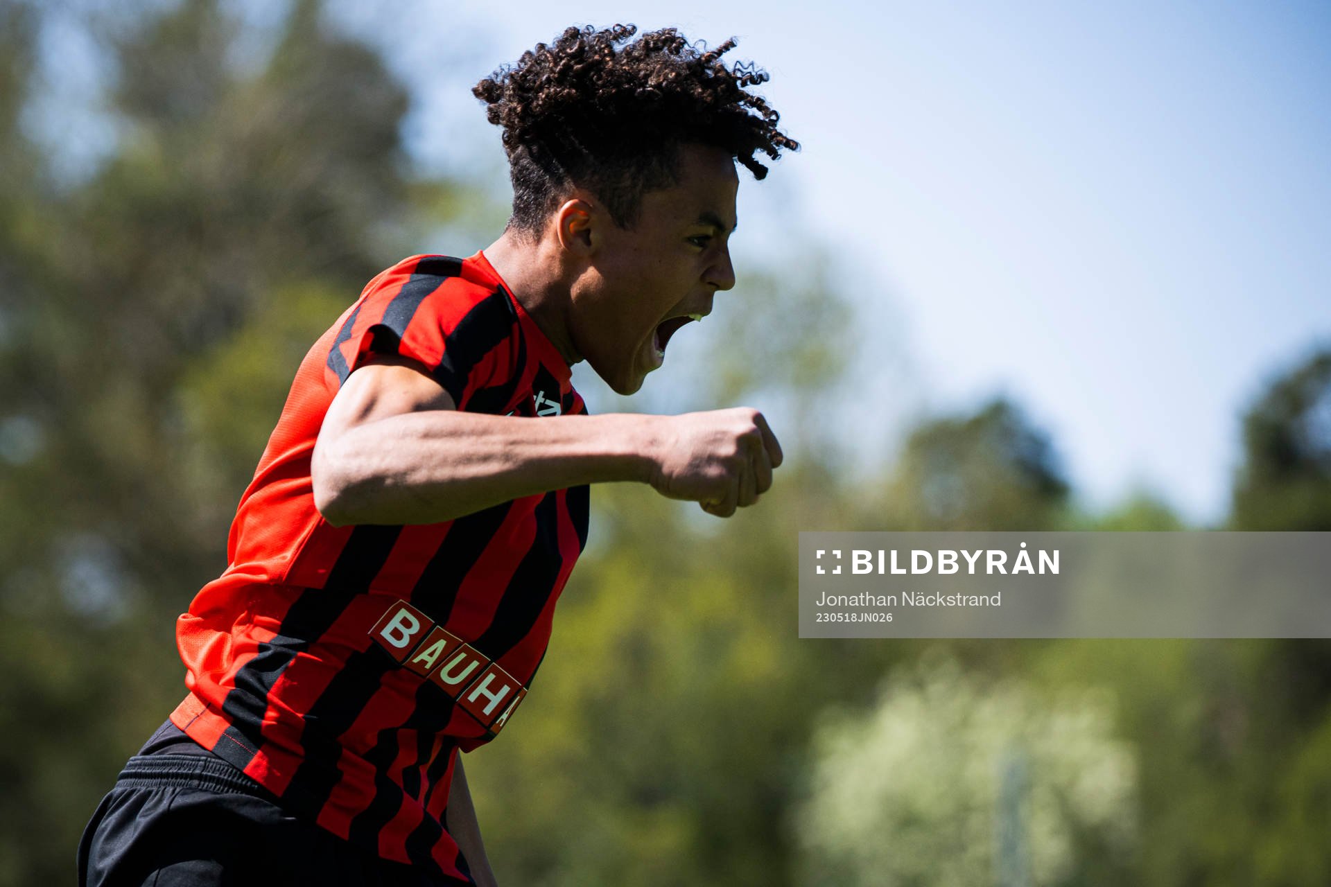 Brommapojkarnas Sion Oppong gör jublar efter 2-2 under final i P16 ligacupen mellan Brommapojkarna och Landskrona BOIS den 18 maj 2023 i Stockholm.