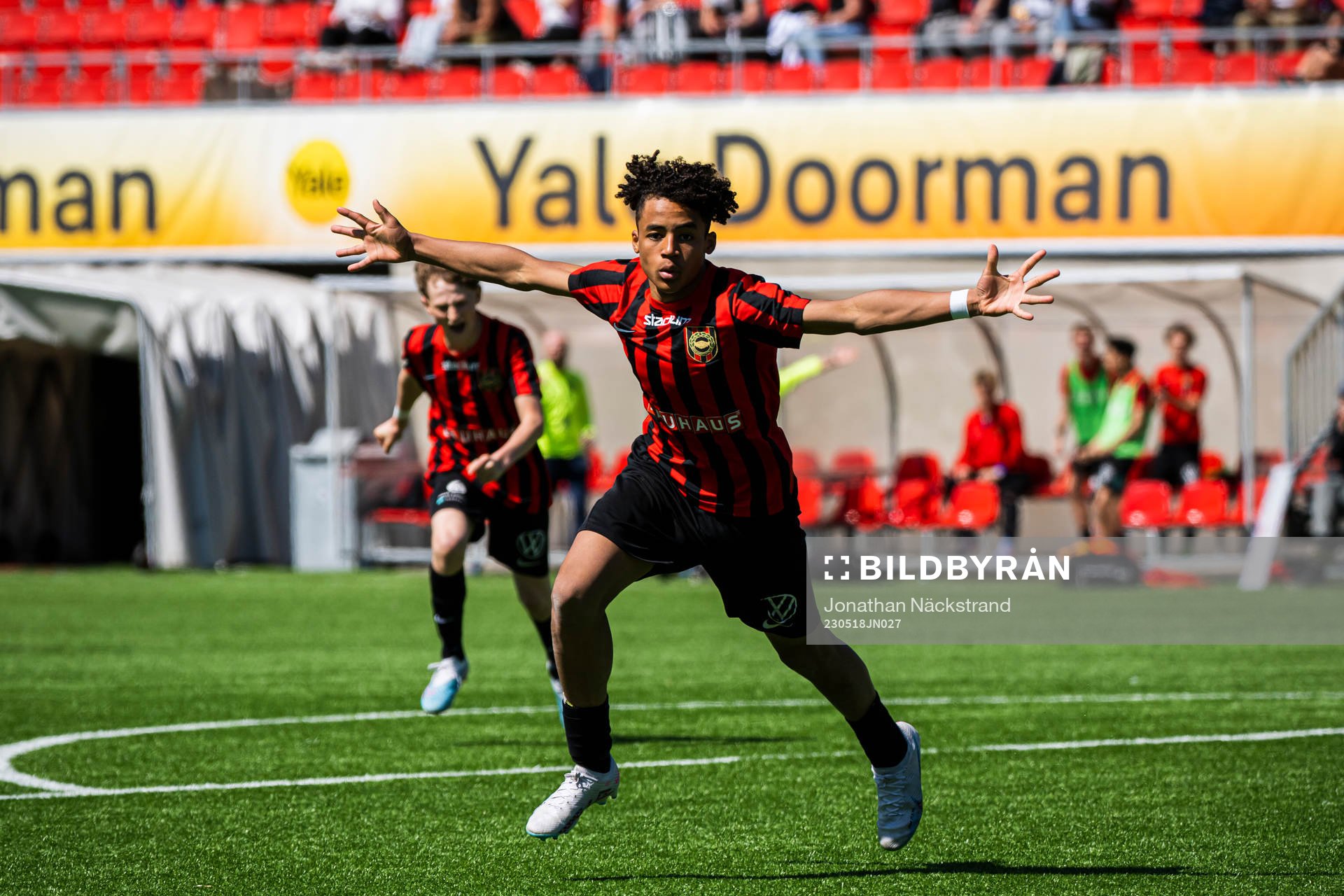 Brommapojkarnas Sion Oppong gör jublar efter 2-2 under final i P16 ligacupen mellan Brommapojkarna och Landskrona BOIS den 18 maj 2023 i Stockholm.