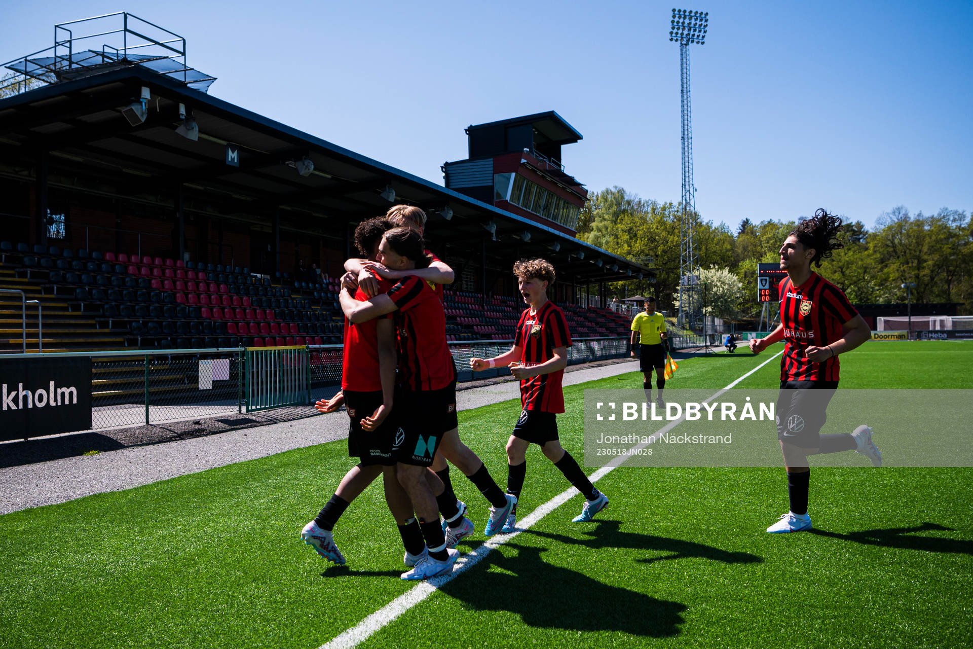 Brommapojkarnas Sion Oppong gör jublar med lagkamrater efter 2-2 under final i P16 ligacupen mellan Brommapojkarna och Landskrona BOIS den 18 maj 2023 i Stockholm.