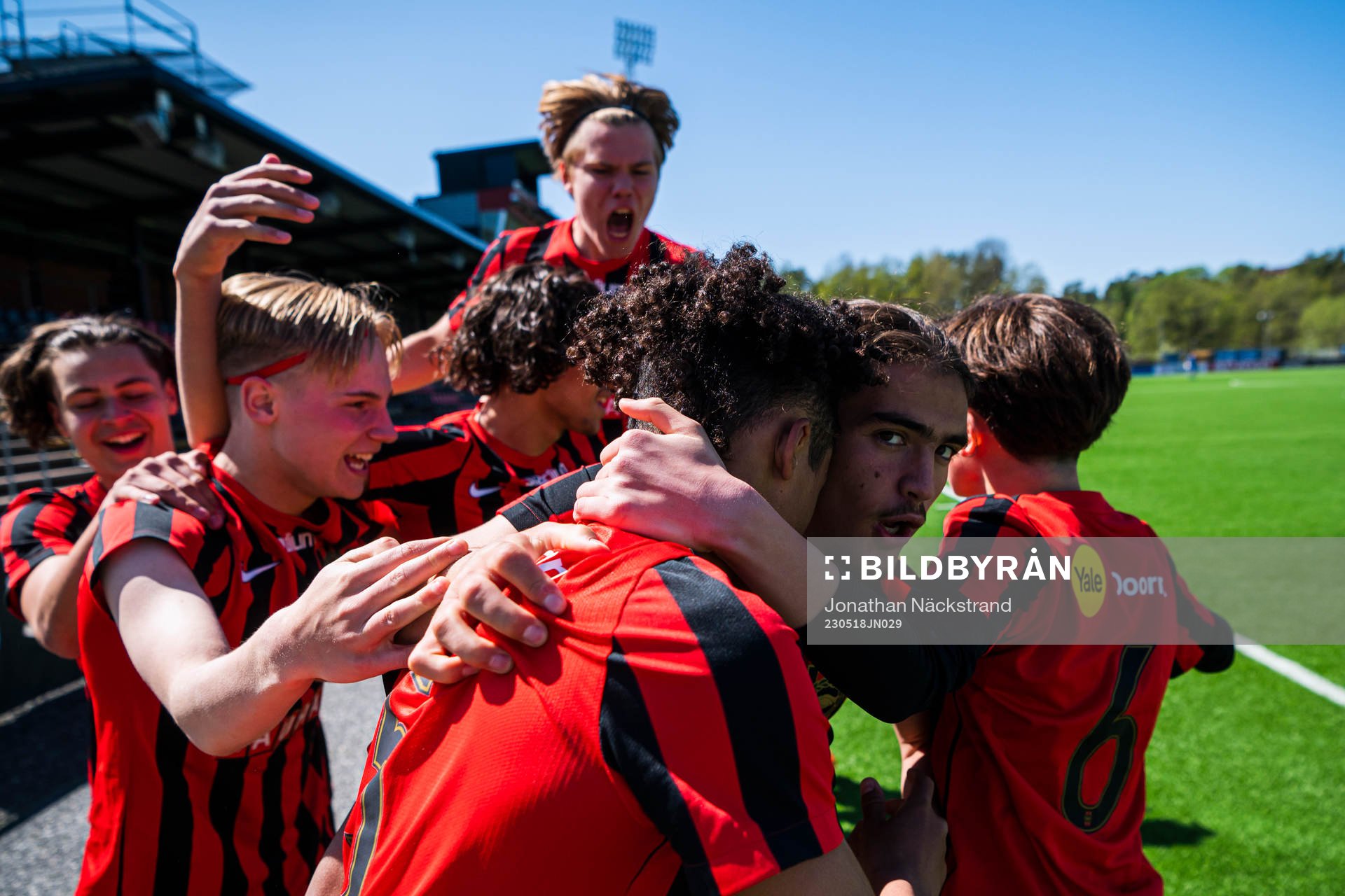 Brommapojkarnas Sion Oppong gör jublar med lagkamrater efter 2-2 under final i P16 ligacupen mellan Brommapojkarna och Landskrona BOIS den 18 maj 2023 i Stockholm.
