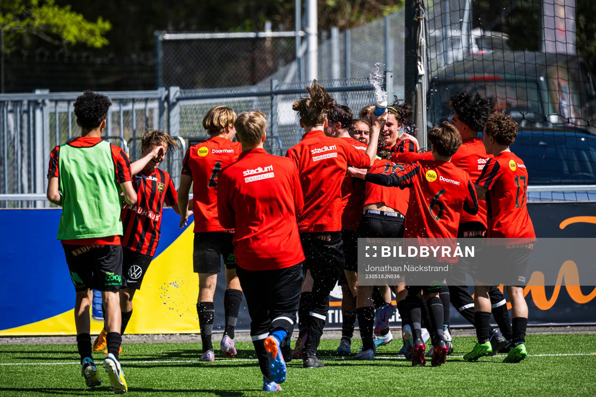 Brommapojkarnas spelare jublar med Atle Wahlund