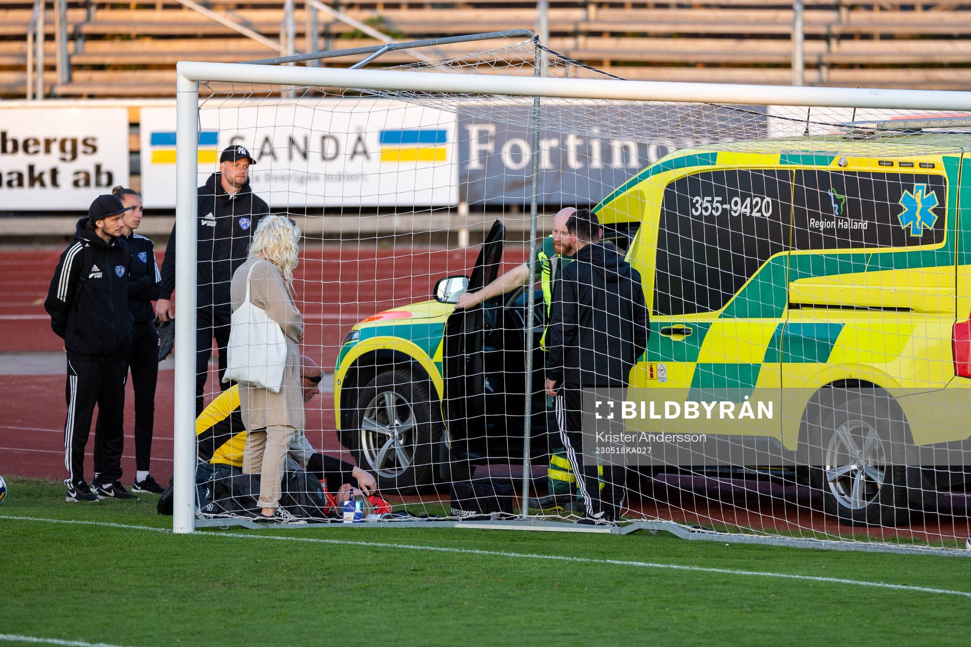 Falkenbergs målvakt Milla Svensson blir bortförd av