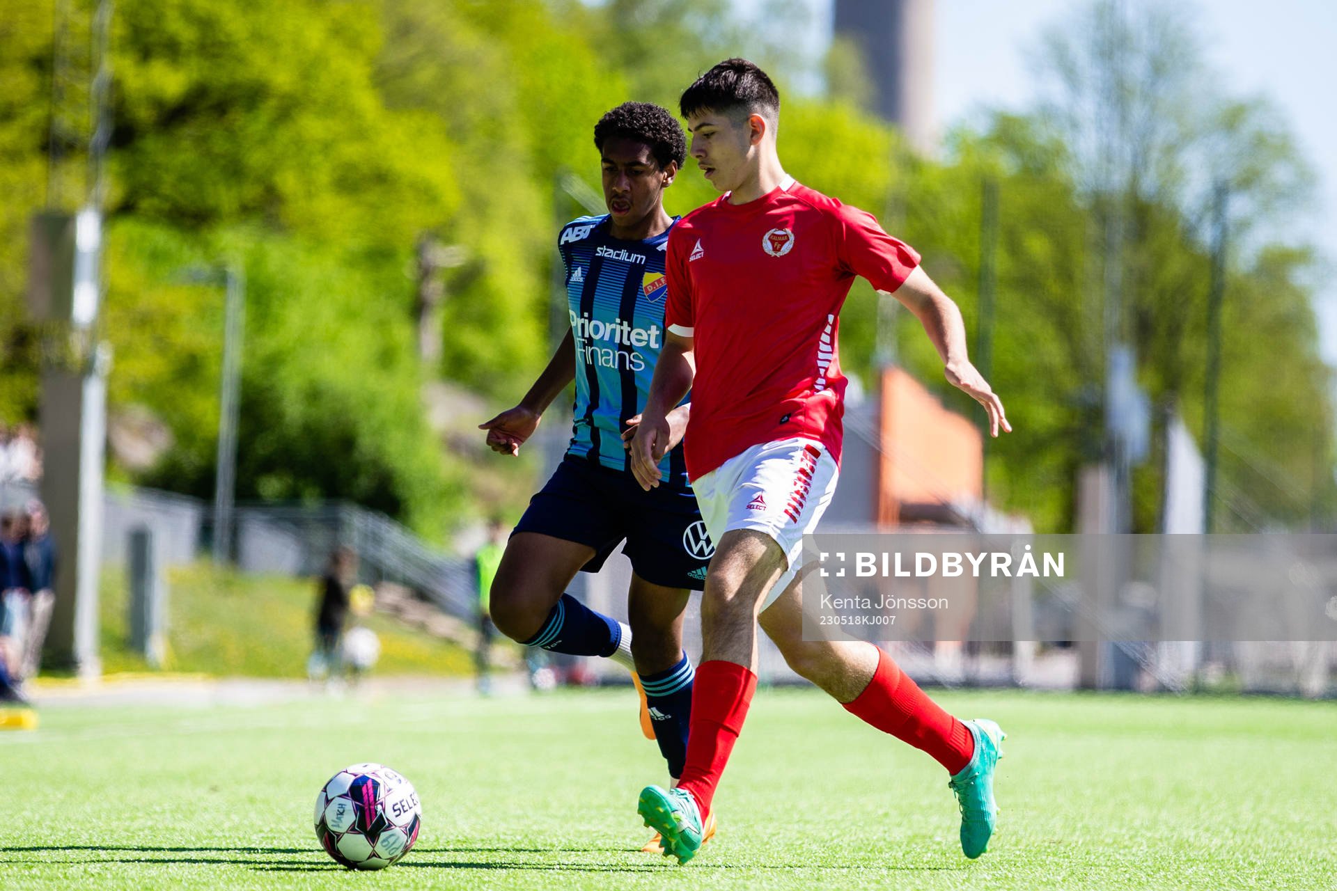 Djurgårdens Isak Alemayehu Mulugeta och Kalmars Arvin Davoudi-Kia under finalen i Ligacupen för P19 mellan Djurgården och Kalmar den 18 maj 2023 i Stockholm.