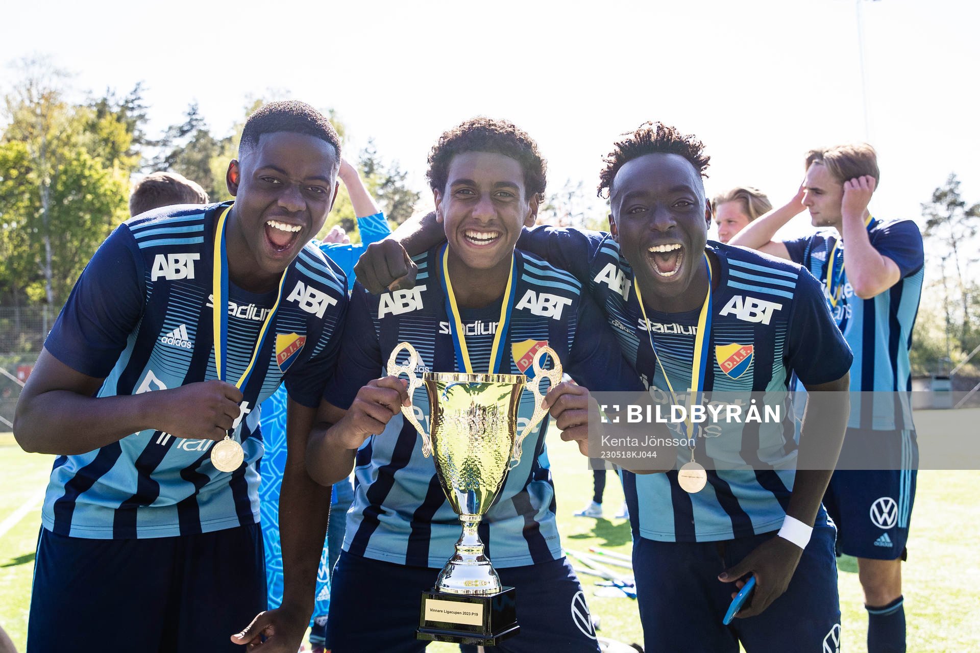 Djurgårdens Alieu Atlee Manneh, Isak Alemayehu Mulugeta och Kalipha Jawla jublar efter finalen i Ligacupen för P19 mellan Djurgården och Kalmar den 18 maj 2023 i Stockholm.