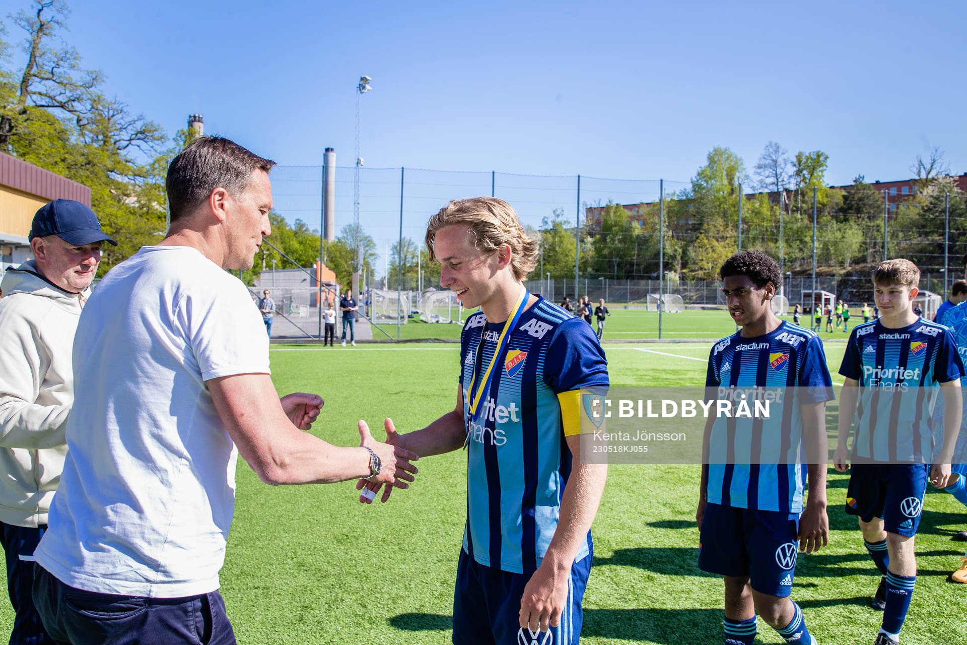 Djurgårdens Oskar Löfström tar emot guldmedalj av Svante