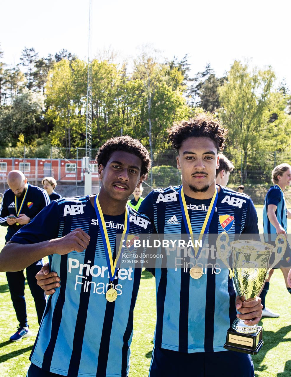 Djurgårdens Isak Alemayehu Mulugeta och Alexandros Garcia Tsotidis jublar efter finalen i Ligacupen för P19 mellan Djurgården och Kalmar den 18 maj 2023 i Stockholm.