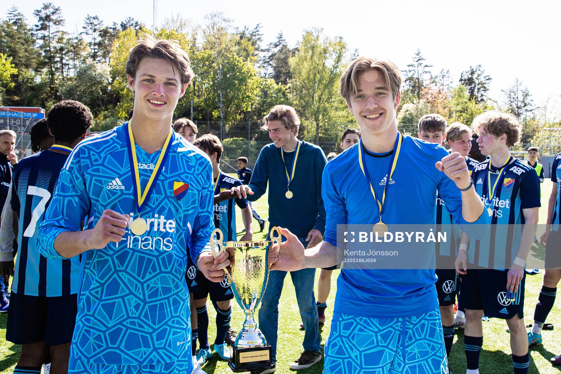 Djurgårdens målvakt Max Croon och målvakt Sixten Bringtzén efter finalen i Ligacupen för P19 mellan Djurgården och Kalmar den 18 maj 2023 i Stockholm. 