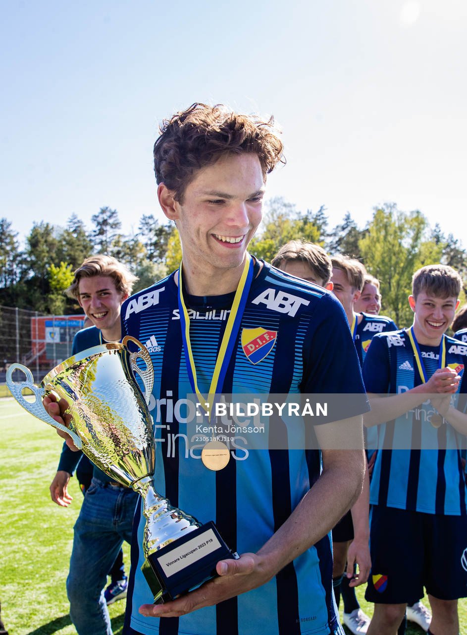 Djurgårdens Philip Rolke jublar efter finalen i Ligacupen för P19 mellan Djurgården och Kalmar den 18 maj 2023 i Stockholm. 