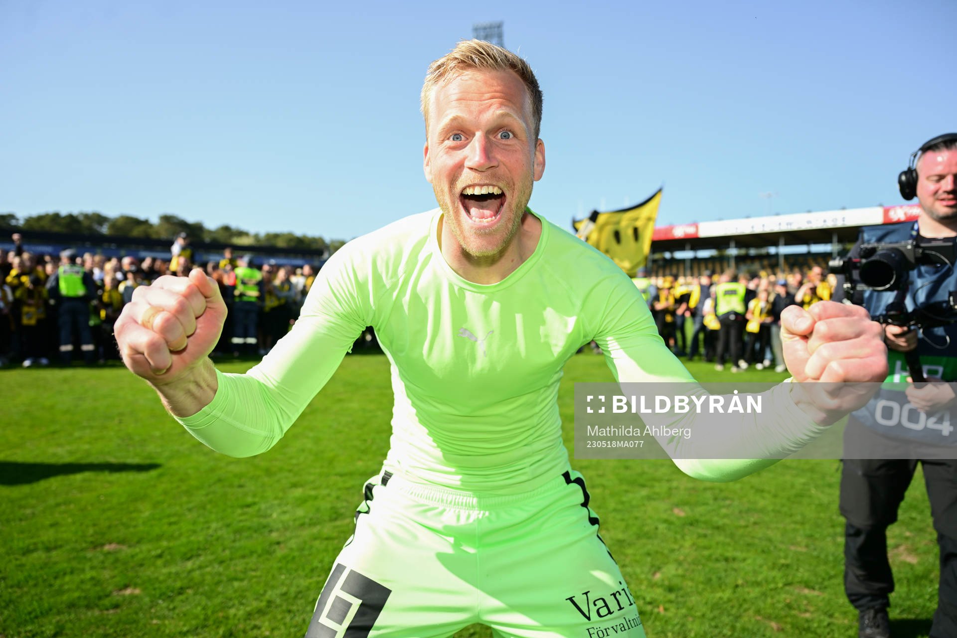 Häckens målvakt Peter Abrahamsson jublar