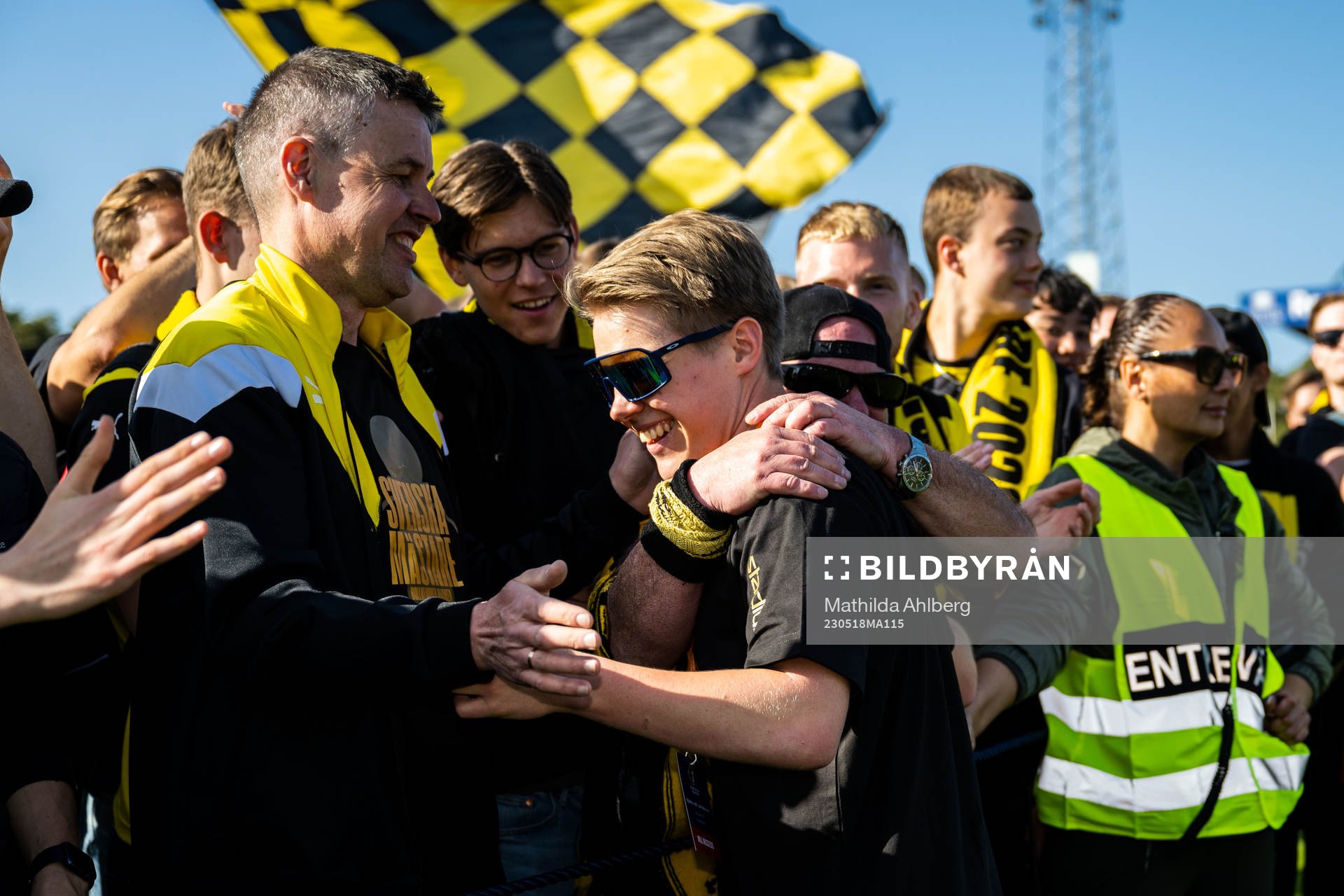 Häckens Petrus Karlholm jublar med supportrar