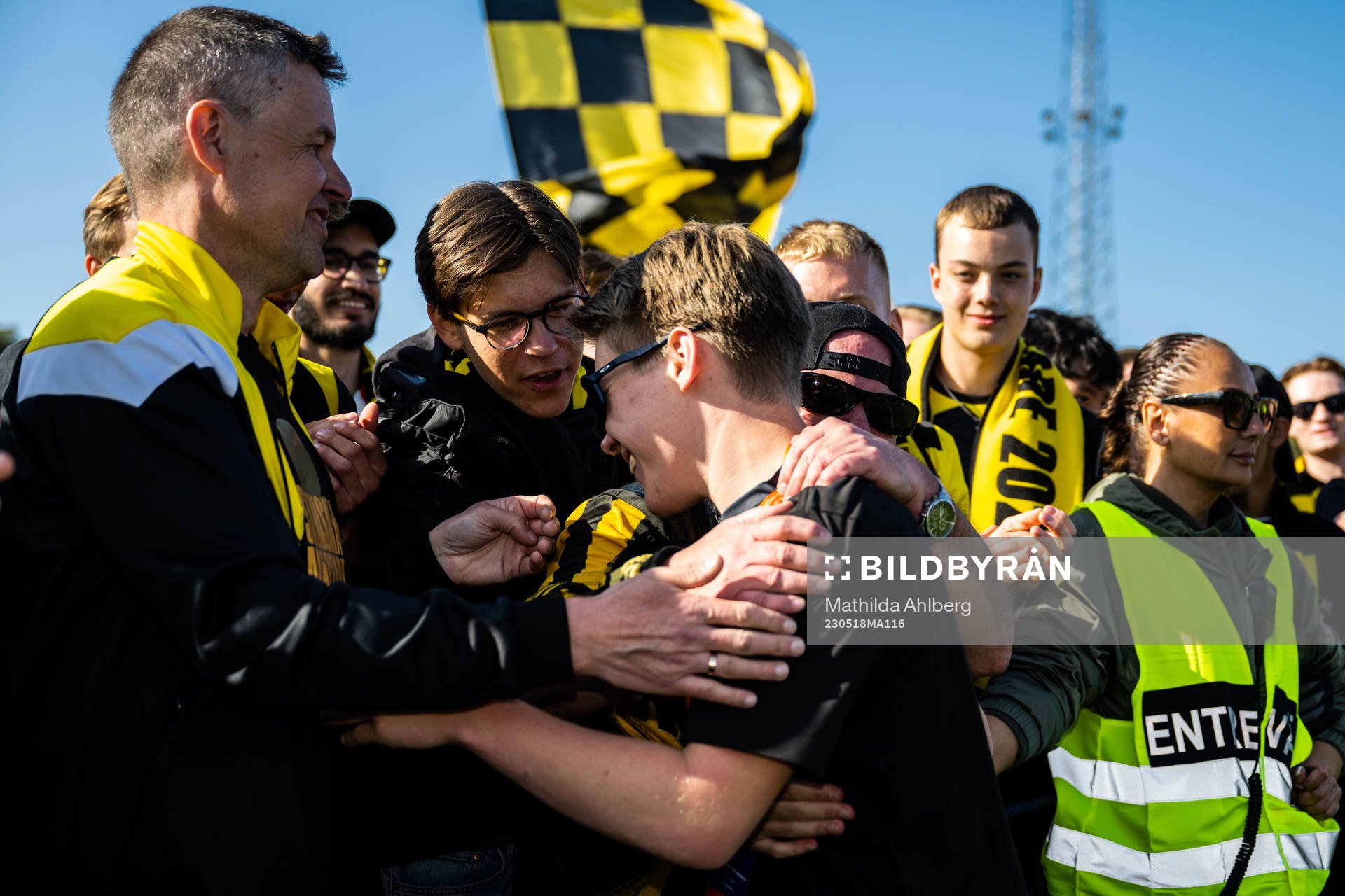 Häckens Petrus Karlholm jublar med supportrar