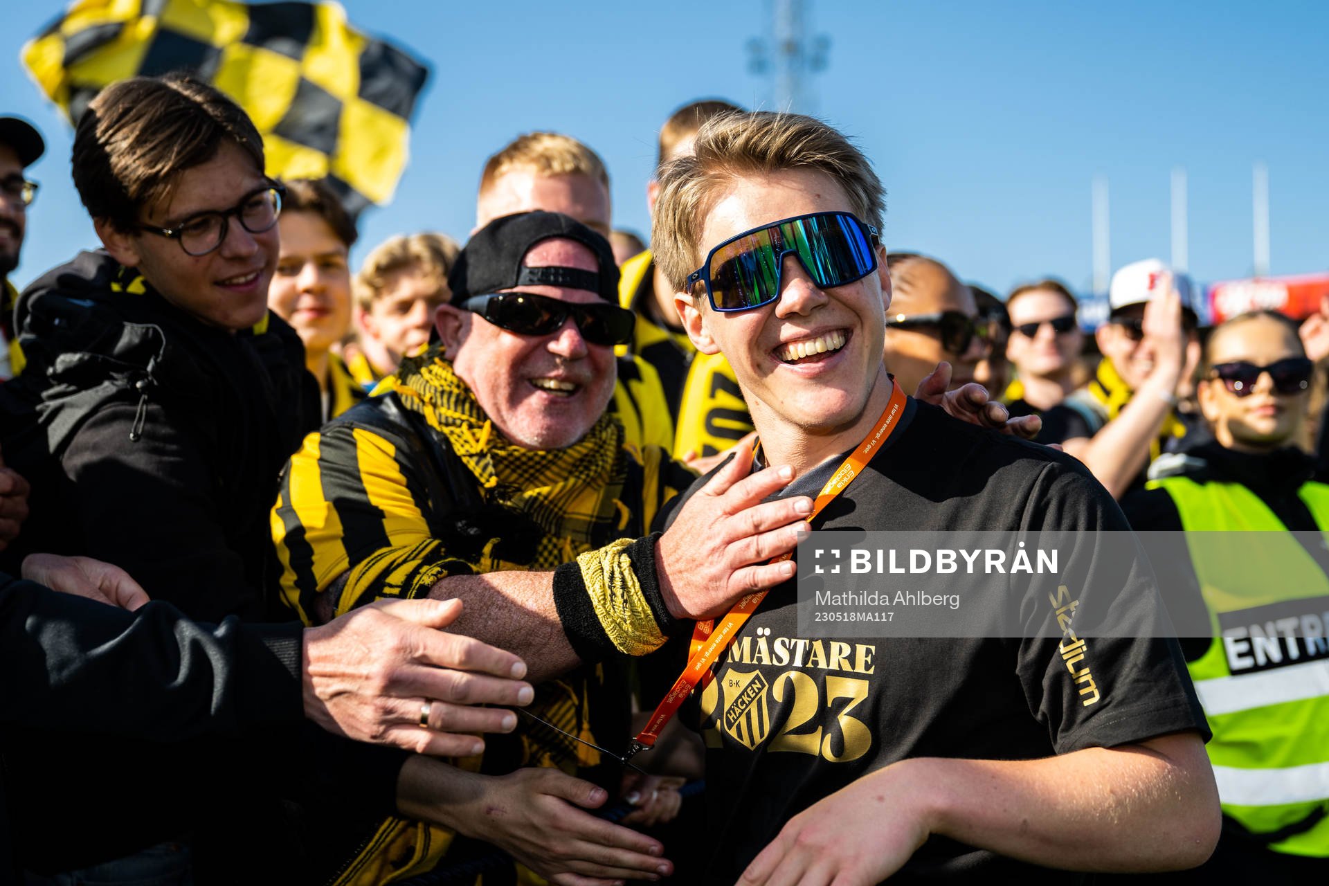 Häckens Petrus Karlholm jublar med supportrar