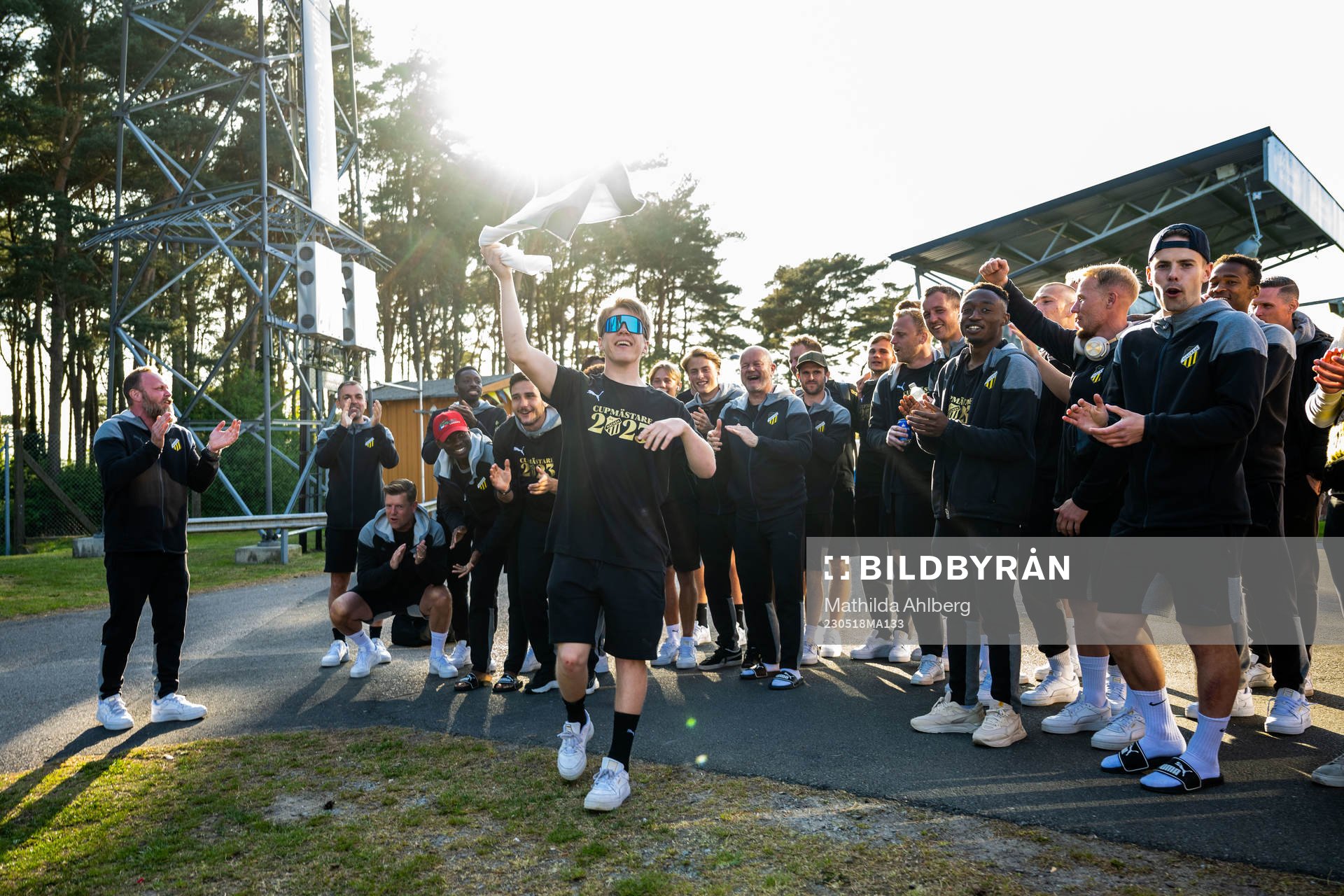 Häckens Petrus Karlholm och spelaretruppen jublar efter finalen i Svenska Cupen mellan Mjällby och Häcken den 18 maj 2023 i Hällevik.