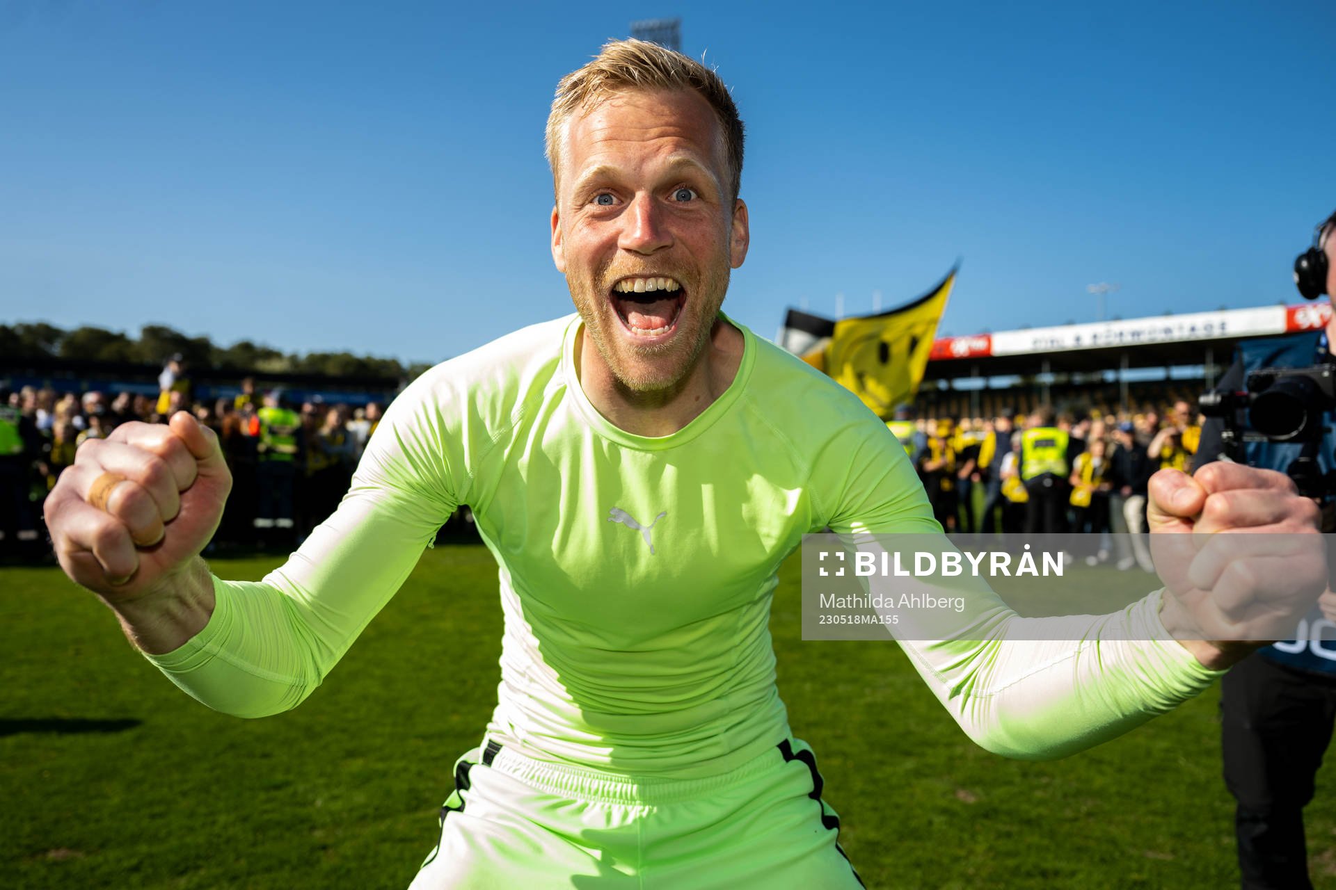 Häckens målvakt Peter Abrahamsson jublar
